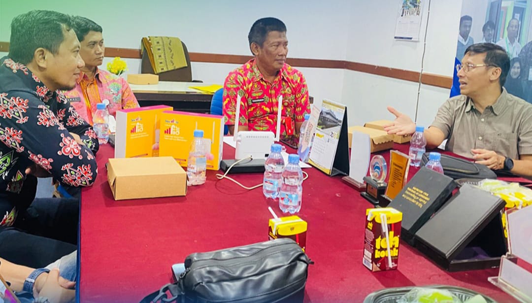 BAHAS INTERNET: Kepala Diskominfo Nunukan, Kaharuddin (tengah) saat menerima kunjungan Tim Indosat, Kamis (24/7).FOTO:&nbsp;DOK DISKOMINFO NUNUKAN