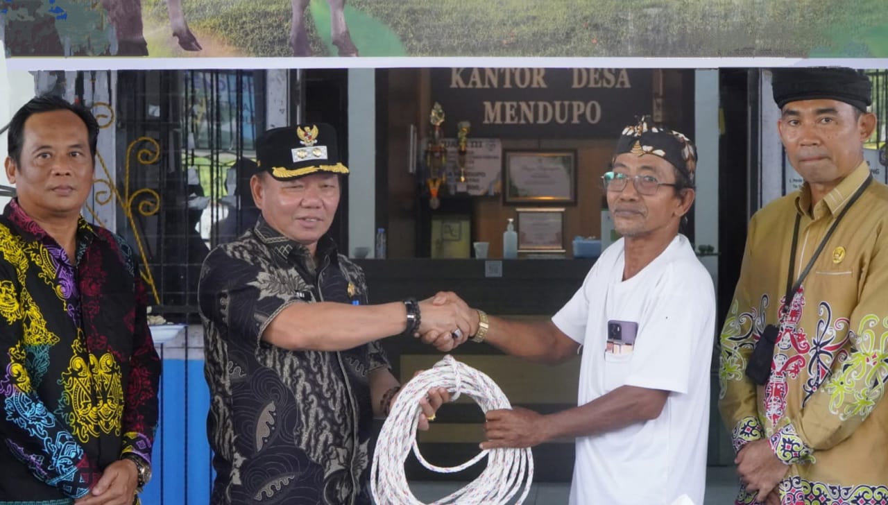 BANTUAN: Wabup Sabri secara simbolis menyerahkan tali tanda diserahterimakannya hibah bibit sapi.(FOTO:IST)