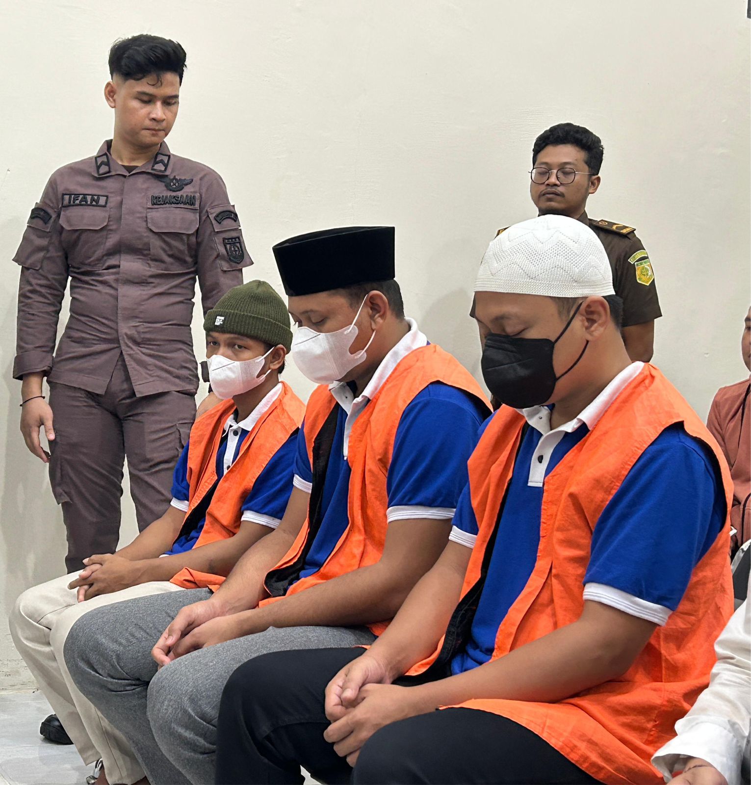 DIVONIS : Ketiga terdakwa yang menjalani sidang vonis yang berlangsung di PN Tarakan, Kamis (24/7).FOTO:&nbsp;ELIAZAR/RADAR TARAKAN