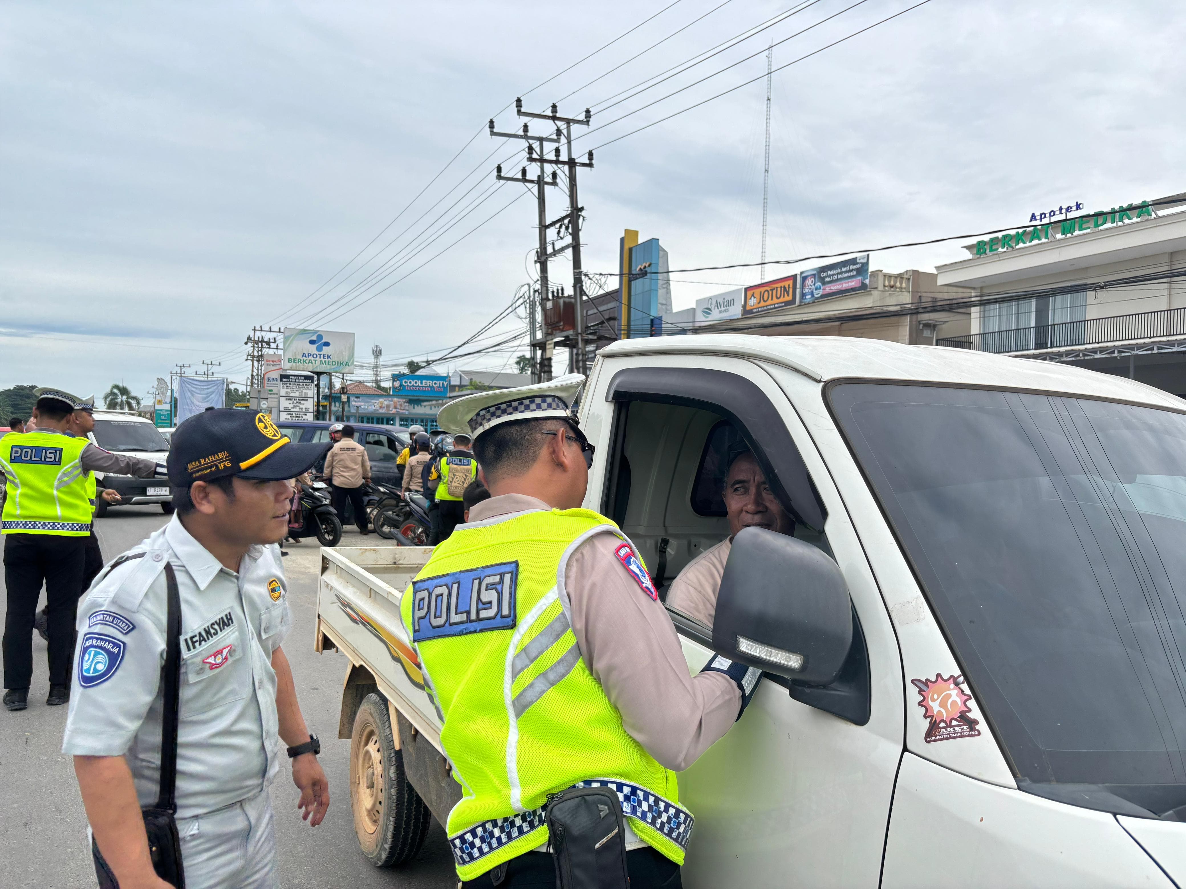 PELANGGAR: Satlantas Polres Malinau pada pelaksaan Operasi Patuh Kayan di hari ke 10. FOTO : DIPA/RADAR TARAKAN