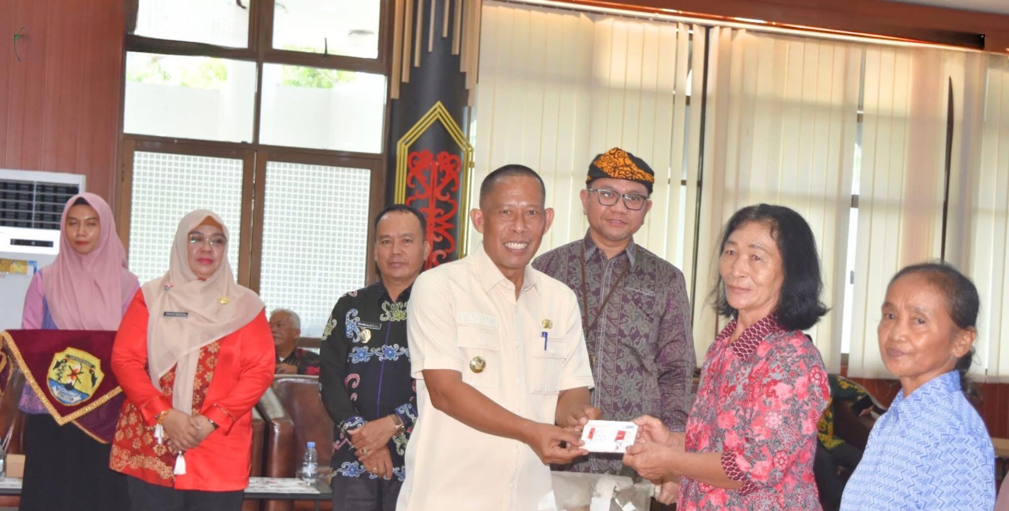 BANSOS : Bupati Bulungan secara simbolik menyerahkan bansos kepada warga penerima manfaat. (Hendra/Radar Tarakan)