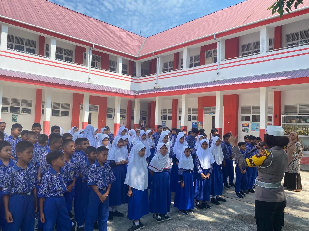 SOSIALISASI: Dalam rangka Operasi Patuh Kayan 2025 Satlantas gencar melakukan sosialisasi bahaya berkendara pelajar.FOTO:&nbsp;SATLANTAS POLRES TARAKAN