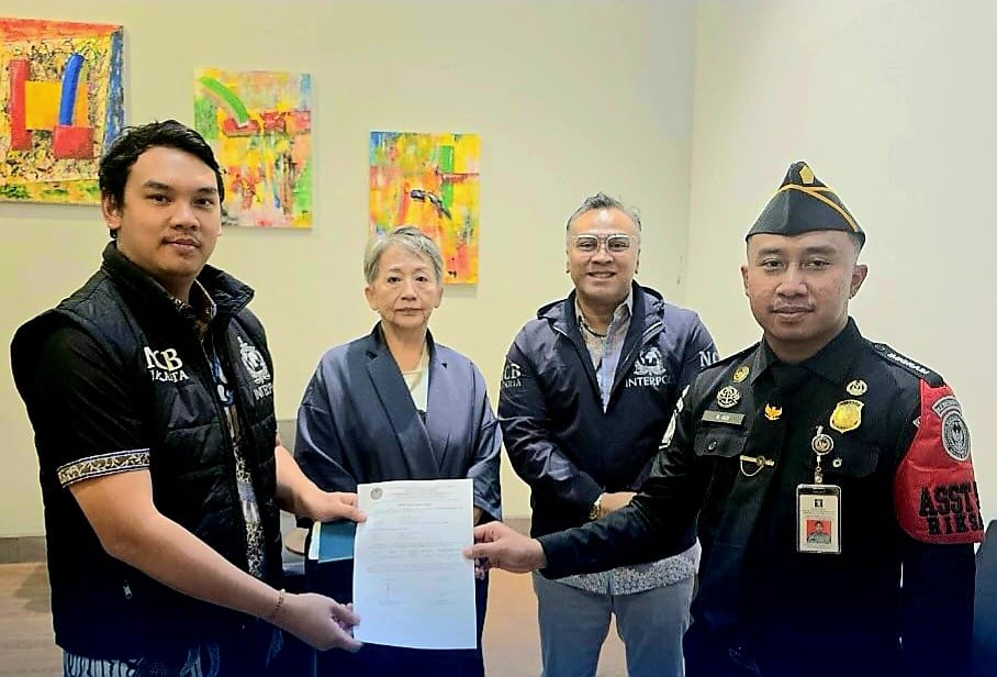 DIAMANKAN : Buronan red notice interpol diamankan ke Bareskrim Polri.
