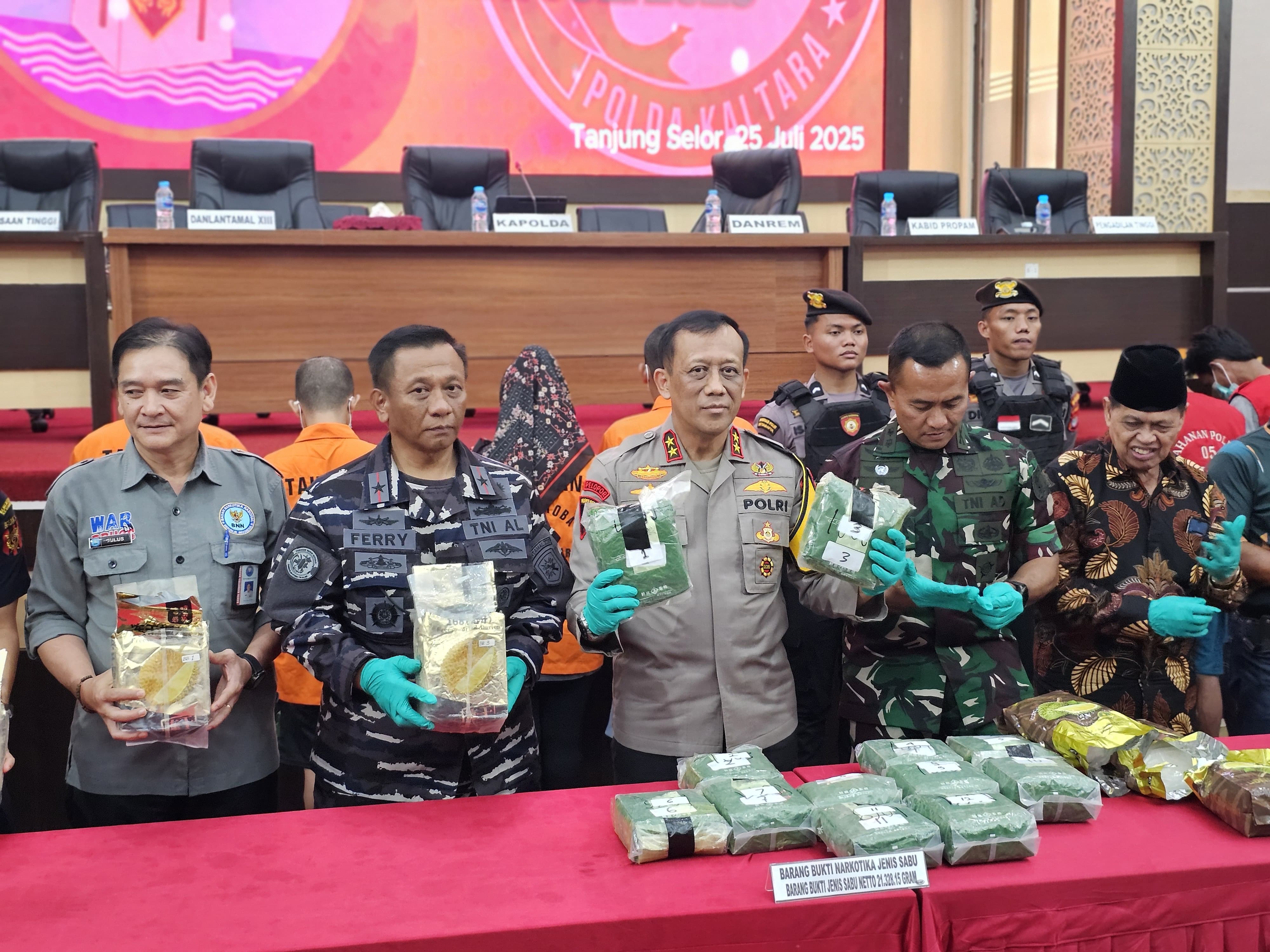 MODUS BARU : Kapolda Kaltara bersama instansi terkait memperlihatkan sabu yang dikemas dalam kemasan durian.