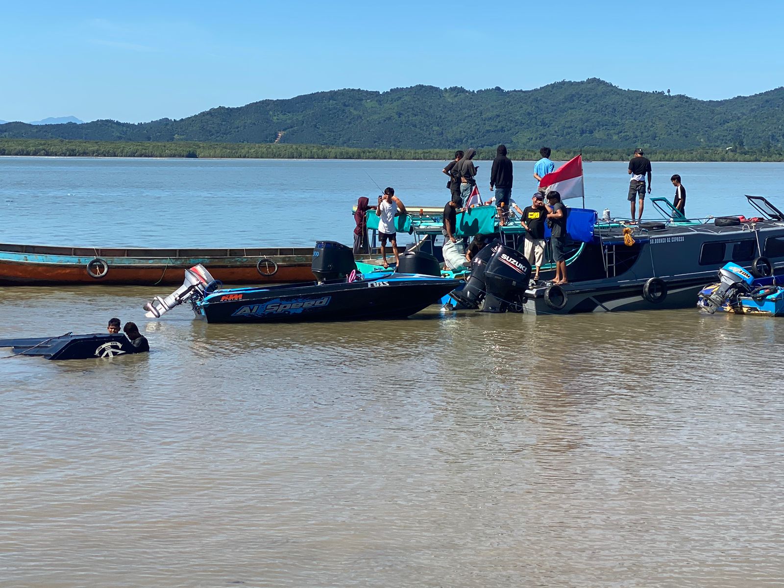 PROSES EVAKUASI: Speedboat yang terlibat kecelakaan dievakuasi ke perairan dangkal.FOTO:&nbsp;DOK POLRES NUNUKAN