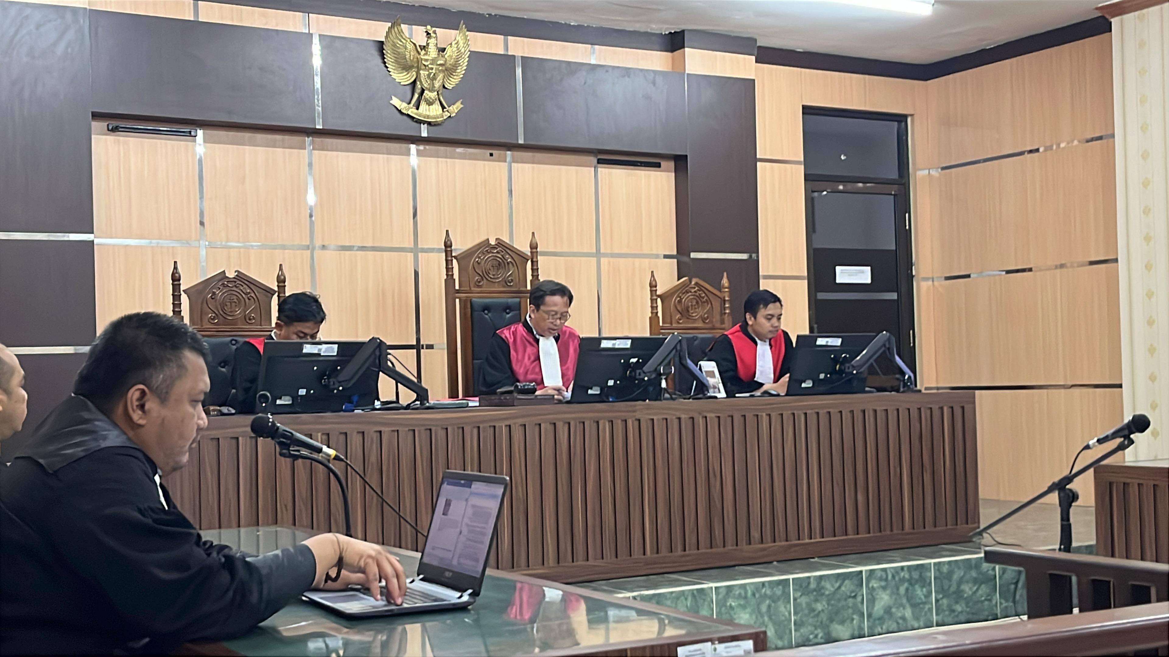 SIDANG : Tampak suasana sidang yang berlangsung di PN Tanjung Selor Kalas IB, Senin (28/7).
