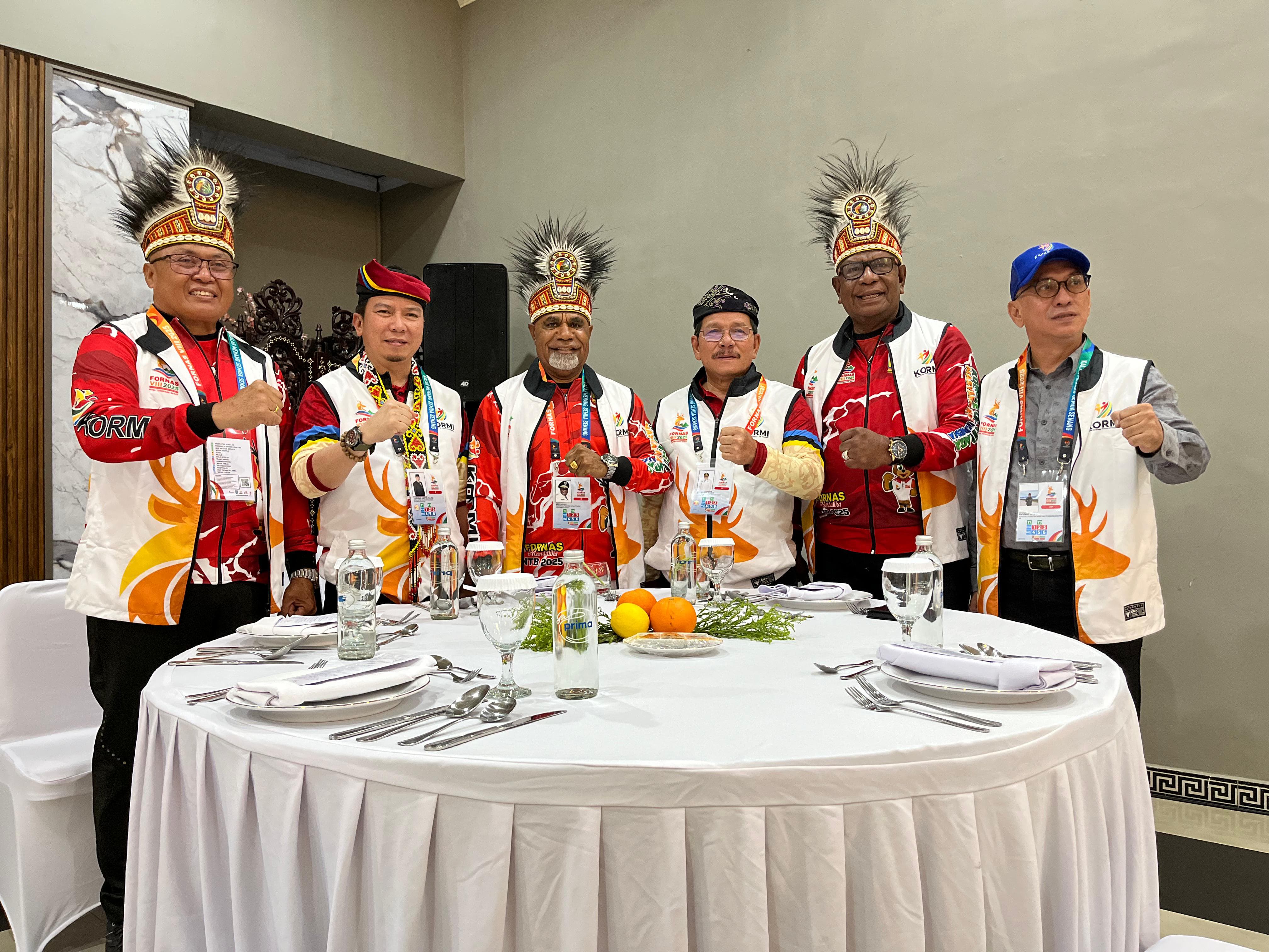 OLAHRAGA: Ketua Kormi Kaltara dan Wagub Kaltara bersama pejabat dari daerah lain di Indonesia menghadiri pembukaan Fornas VIII NTB. FOTO: DKISP KALTARA