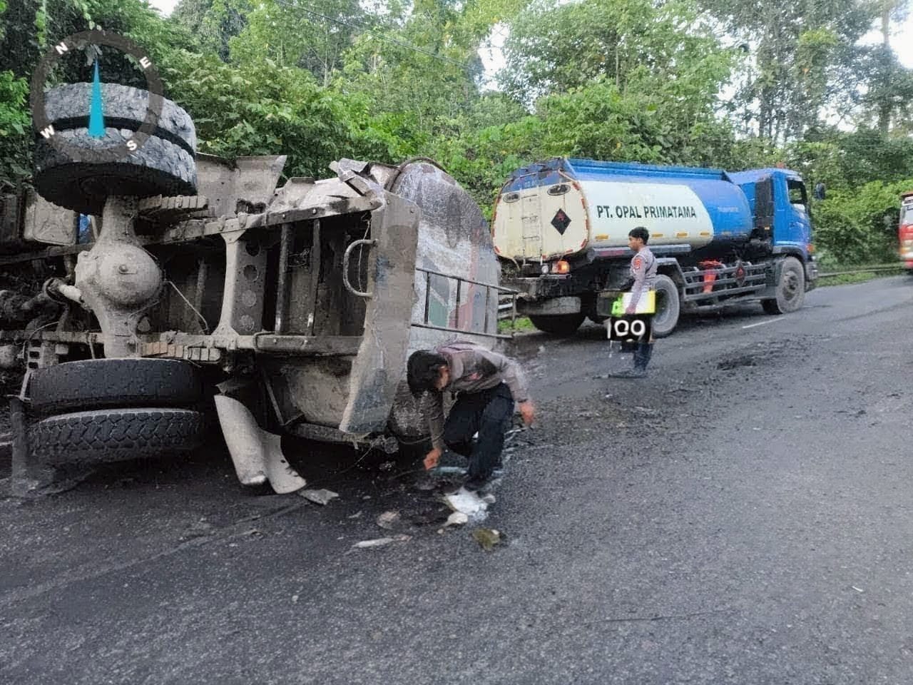 LAKALANTAS: Satlantas Polres Tana Tidung melakukan olah TKP pasca dua truk bermuatan solar bertabrakan.FOTO: IST