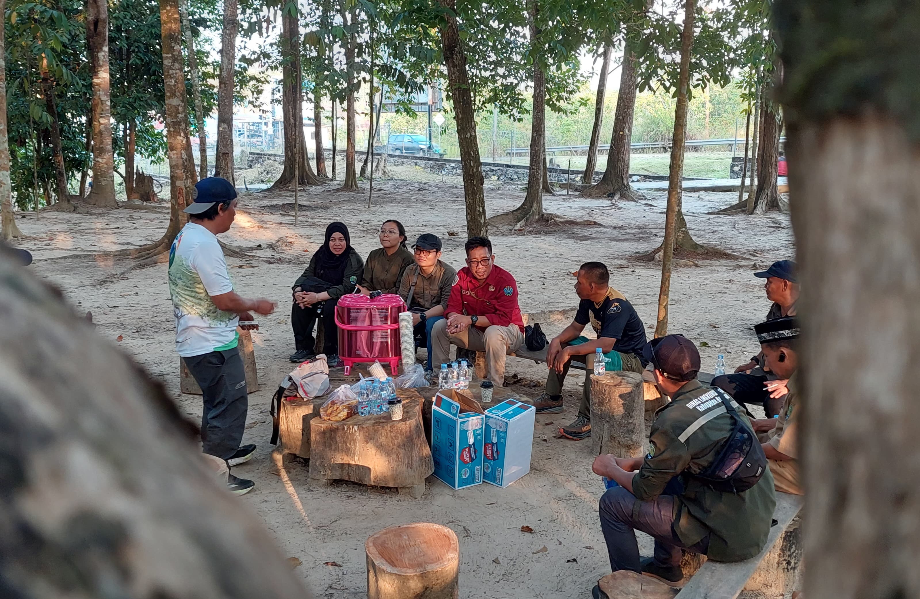 BERSANTAI : Bupati Bulungan didampingi Kepala DLH Bulungan saat bersantai kebun raya usai berolahraga.