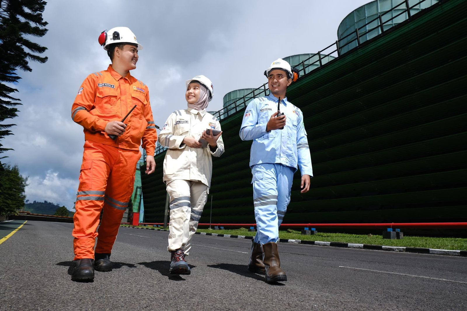 Ilustrasi para petugas PLN melakukan koordinasi untuk menjaga keandalan operasional Pembangkit Listrik Tenaga Panas Bumi (PLTP) Kamojang di Jawa Barat.