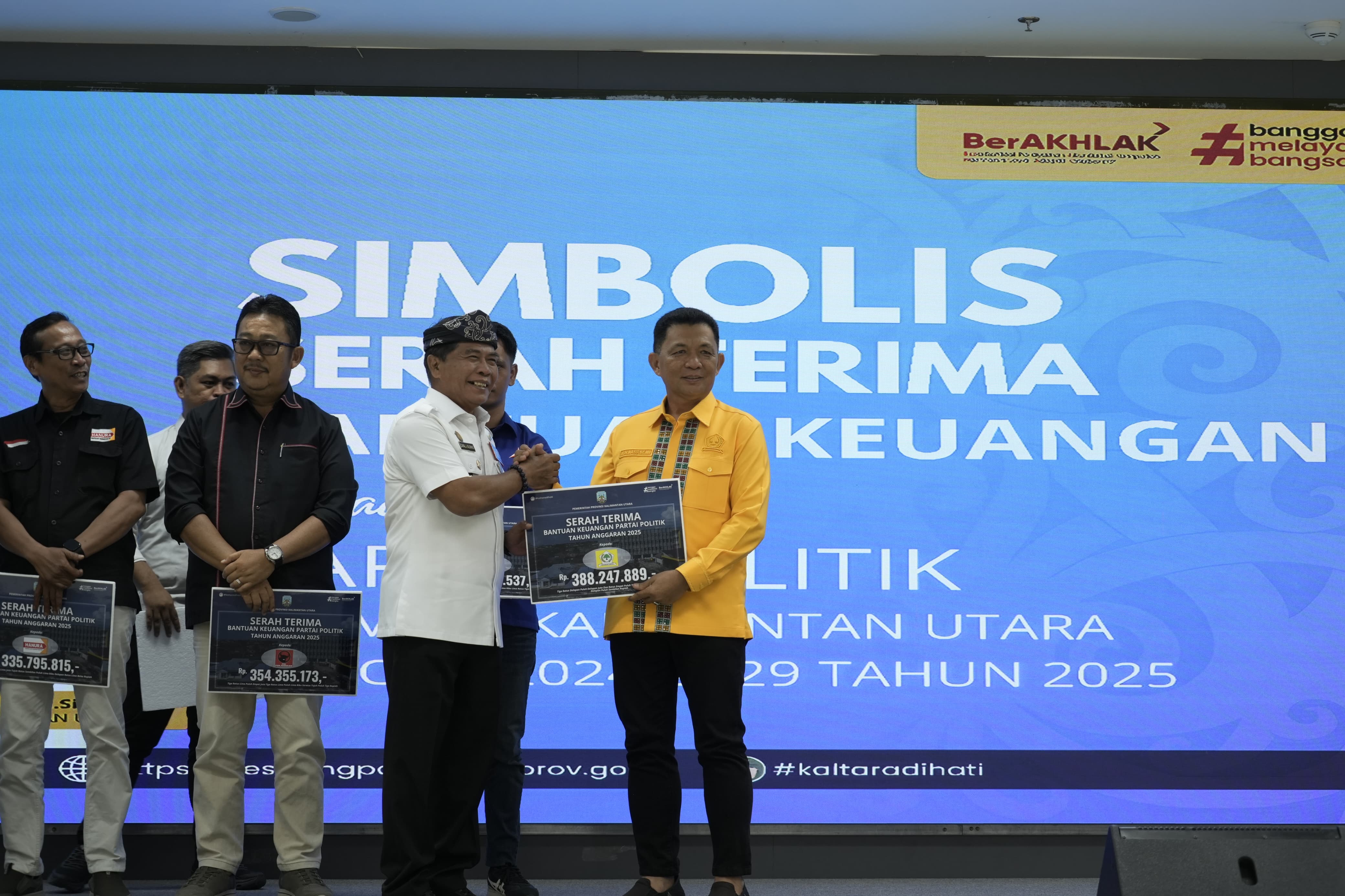BANTUAN PARPOL : Gubernur Kaltara saat menyerahkan bankeu kepada perwakilan parpol.