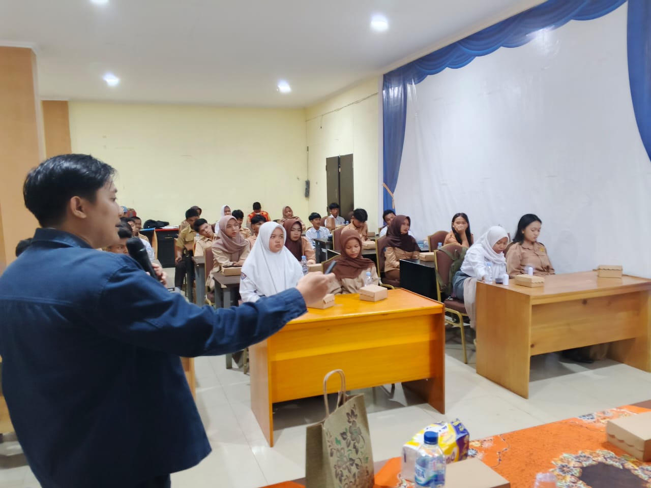 SOSIALISASI: Pelajar SMA di Tana Tidung mendapat edukasi tentang tata tertib berlalu lintas termasuk penggunaan sepeda listrik.(FOTO: SOPIAN/RADAR TARAKAN)