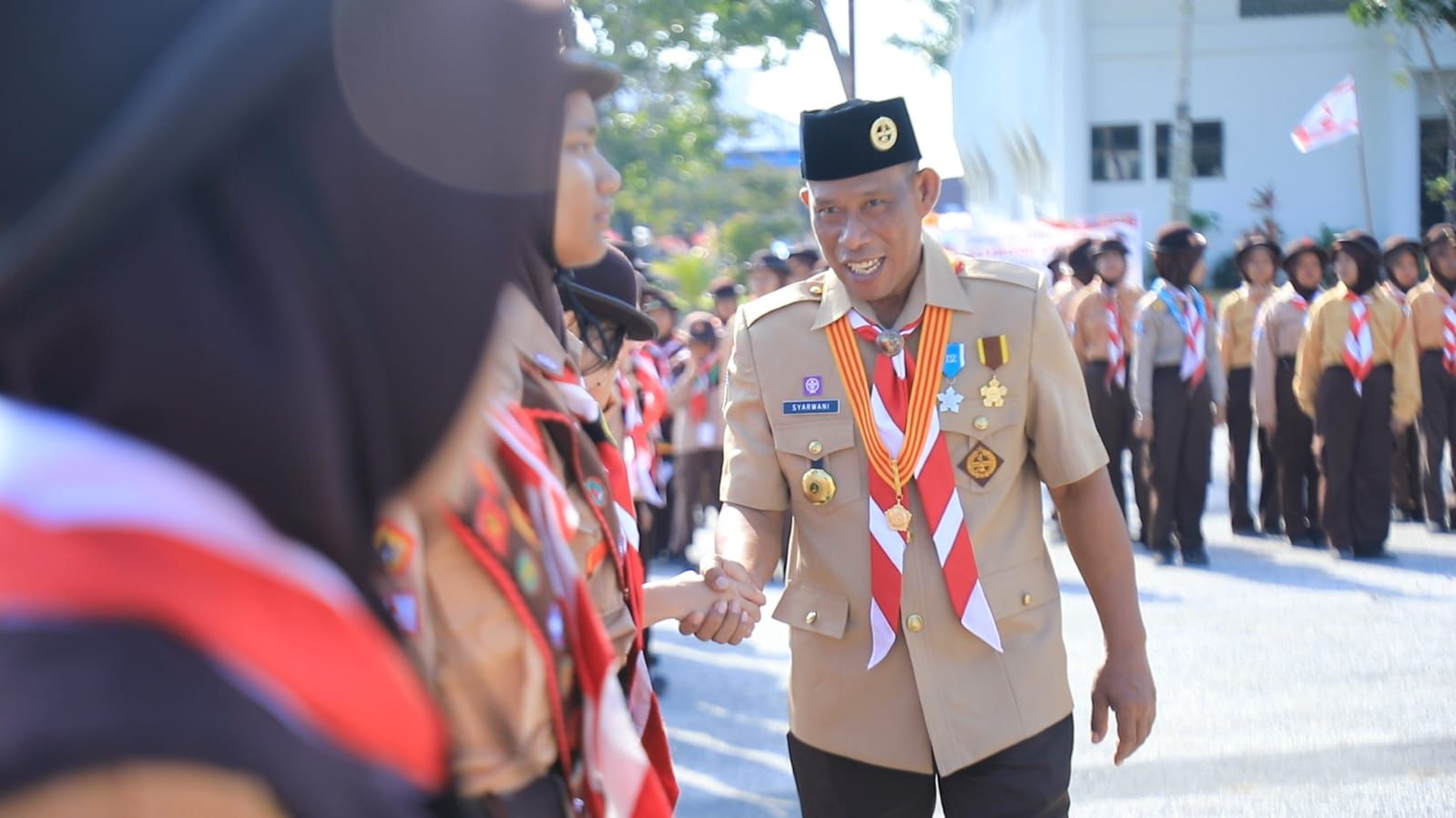 DIBUKA : Bupati Bulungan Syarwani membuka kegiatan jambore di halaman Kantor Bupati Bulungan. FOTO:Hendra/Radar Tarakan