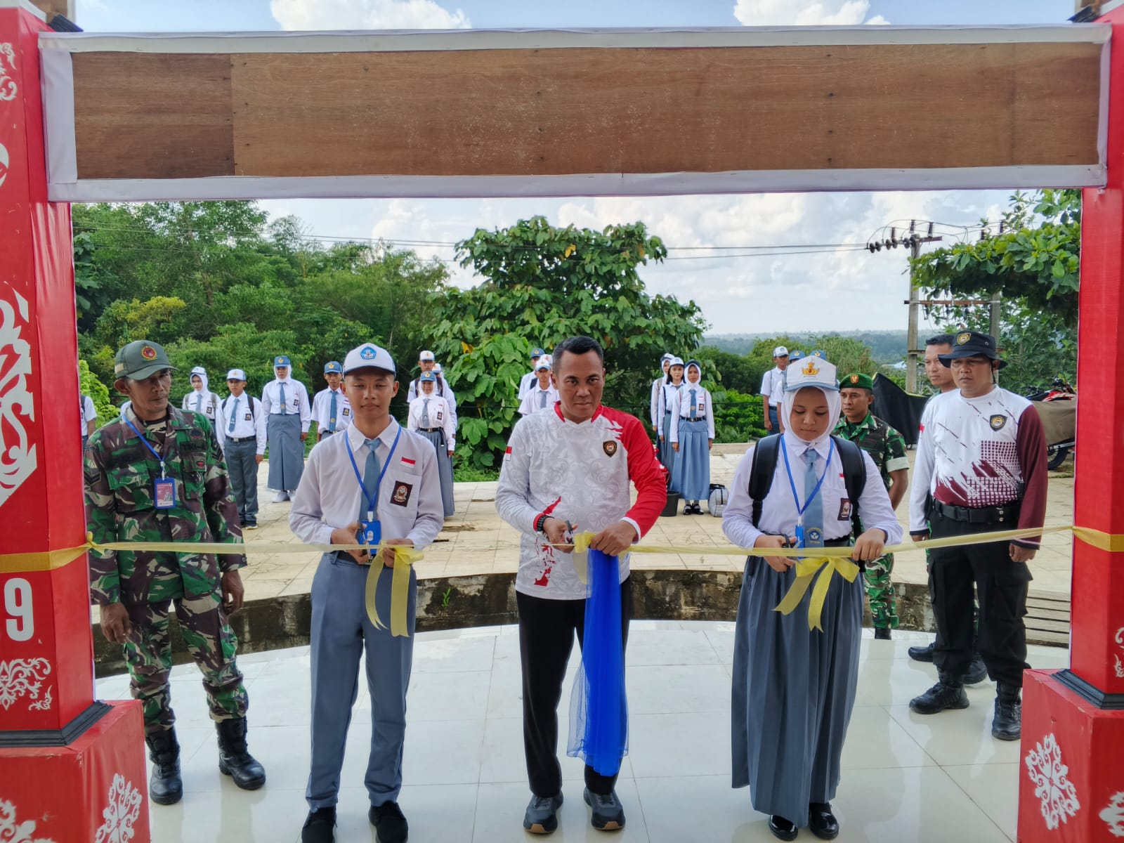 KARANTINA: Ass II Setkab Tana Tidung Uus Rusmanda memotong pita tanda dimulainya karantina calon paskibraka di asrama selama 15 hari.(FOTO:SOPIAN/RADAR TARAKAN)