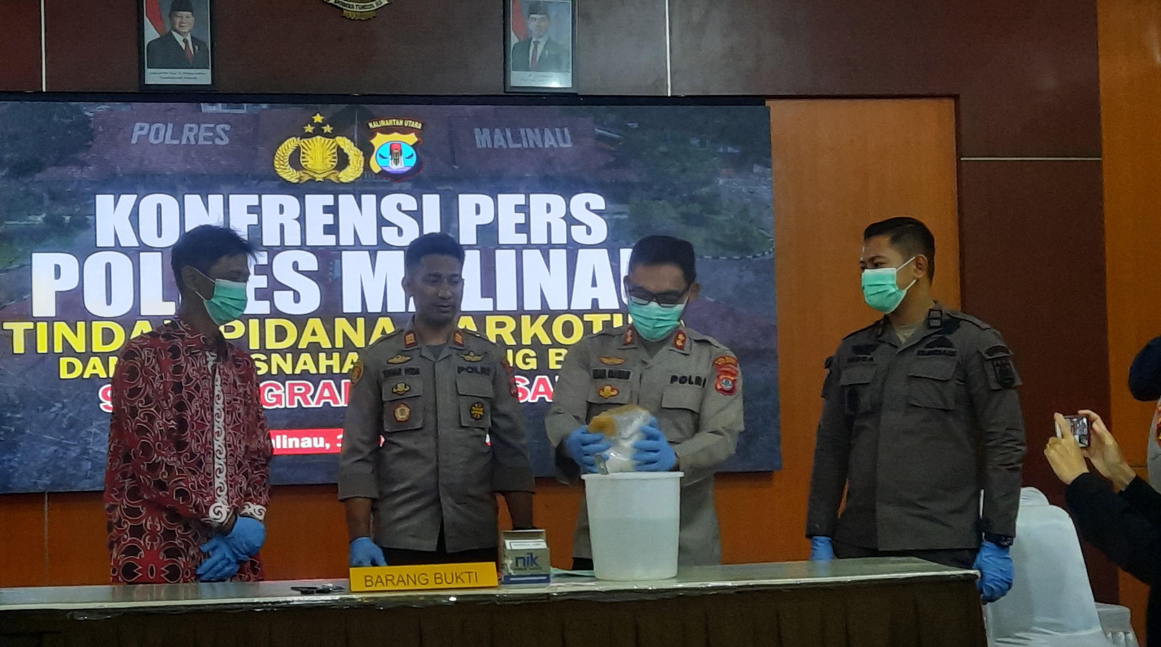 MUSNAHKAN: Proses melarutkan barang bukti narkotika jenis sabu seberat hampir 1 kg ke dalam air sebelum dilakukan pembuangan ke dalam kloset.FOTO:&nbsp;DIPA/RADAR TARAKAN