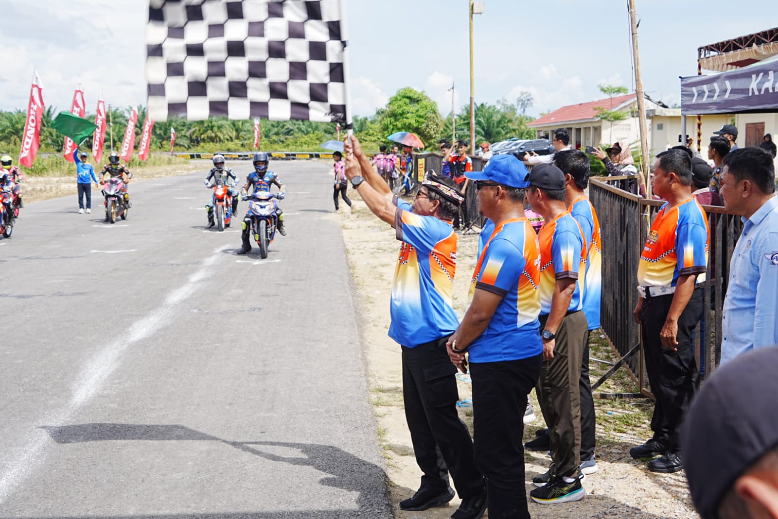 OLAHRAGA: Gubernur Kaltara, Zainal A Paliwang melepas race pertama di Kejurnas Motoprix Region C Putaran 3 Tahun 2025. FOTO: DKISP KALTARA