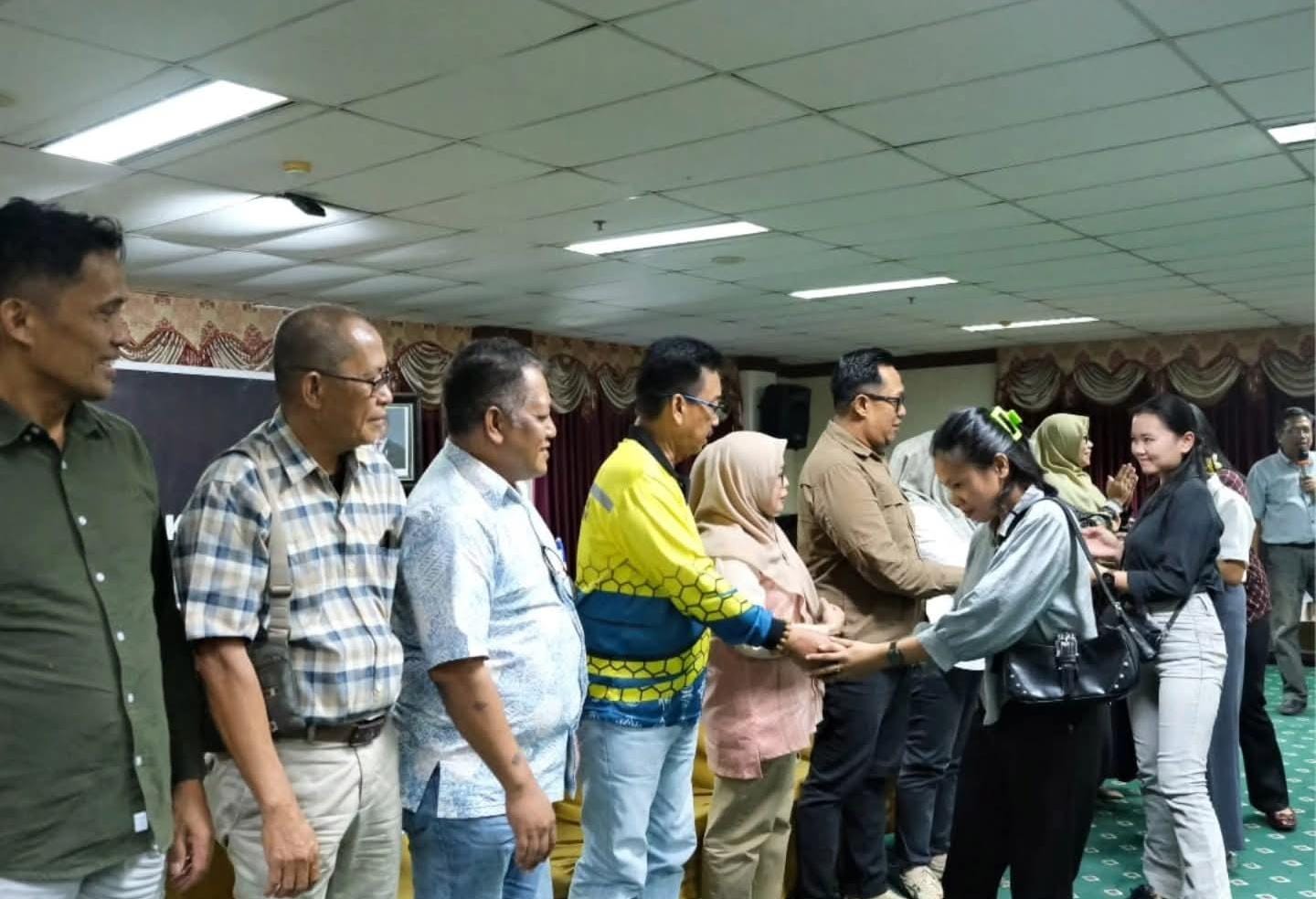 MELEPAS LANGSUNG: Plt. Sekda Nunukan, Ir. Jabbar, melepas langsung 32 mahasiswa baru penerima Beasiswa Afirmasi.FOTO:&nbsp;DOK PROKOMPIM
