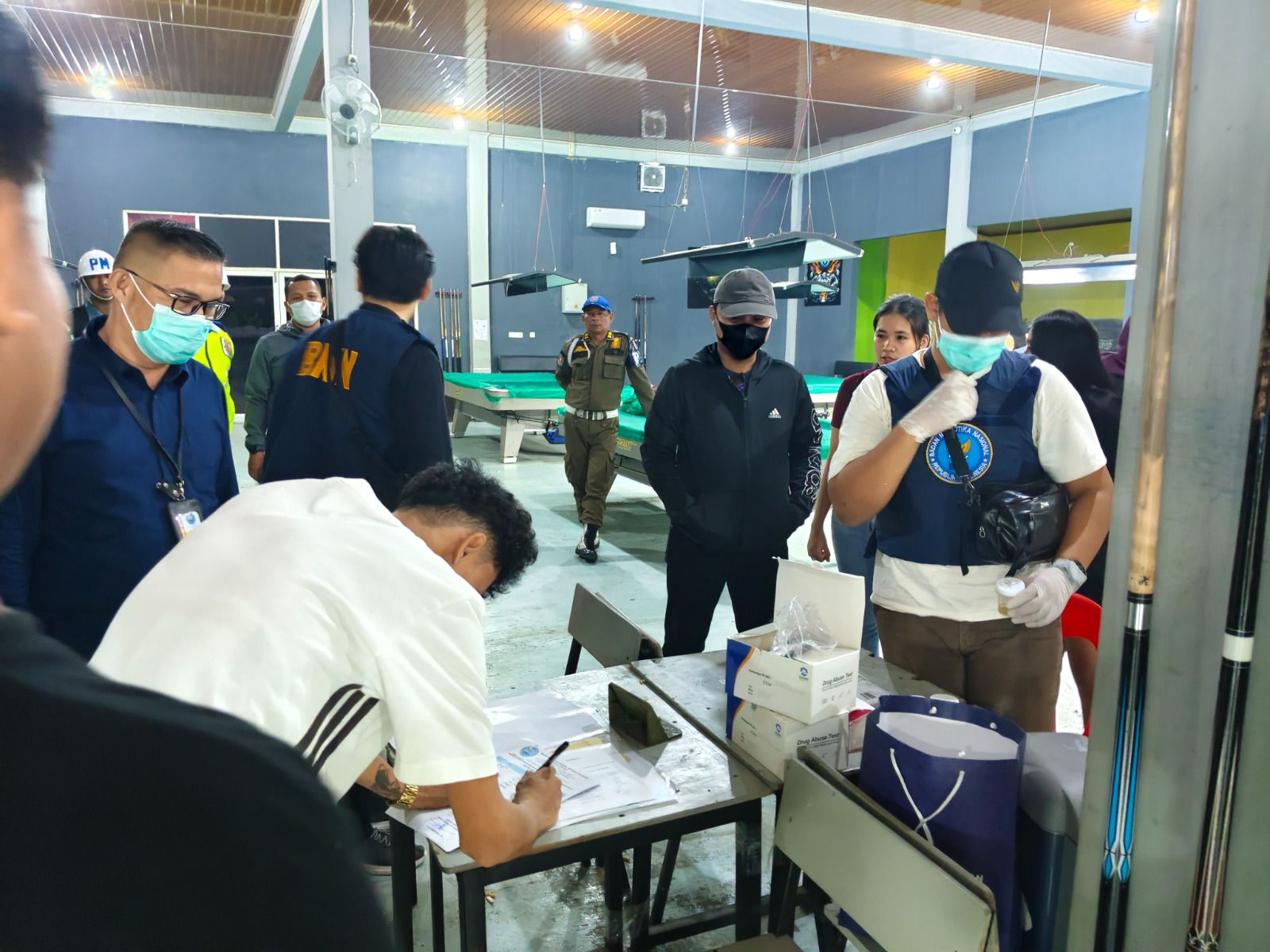 TES URINE : Petugas BNNK Tarakan melakukan tes urine kepada pengunjung THM.FOTO:&nbsp;BNNK TARAKAN