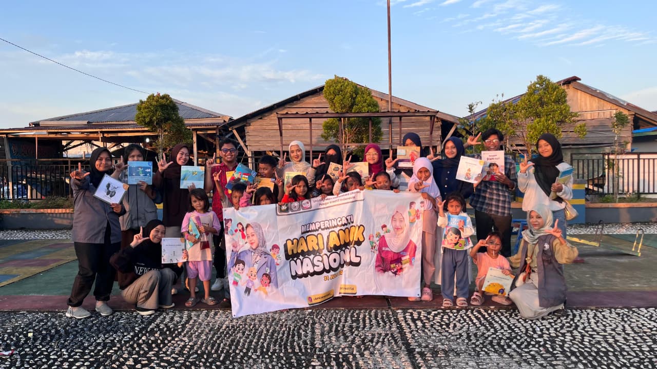HARI ANAK NASIONAL: Komunitas Tarakan Book Party dalam kegiatan baca buku pada Hari Anak Nasional. FOTO:ISTIMEWA/RADAR TARAKAN