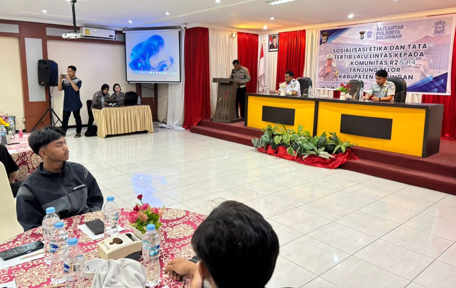 EDUKASI : Satlantas Polresta Bulungan saat memberikan edukasi keselamatan kepada Gen Z.