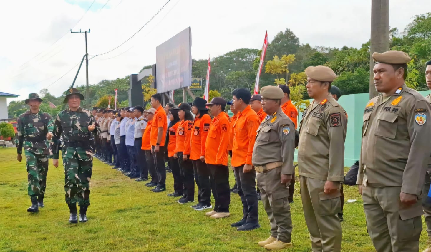APEL: Dandim memeriksa pasukan sebelum apel gelar pasukan kesiapsiagaan darurat Karhutla.FOTO:ISTIMEWA