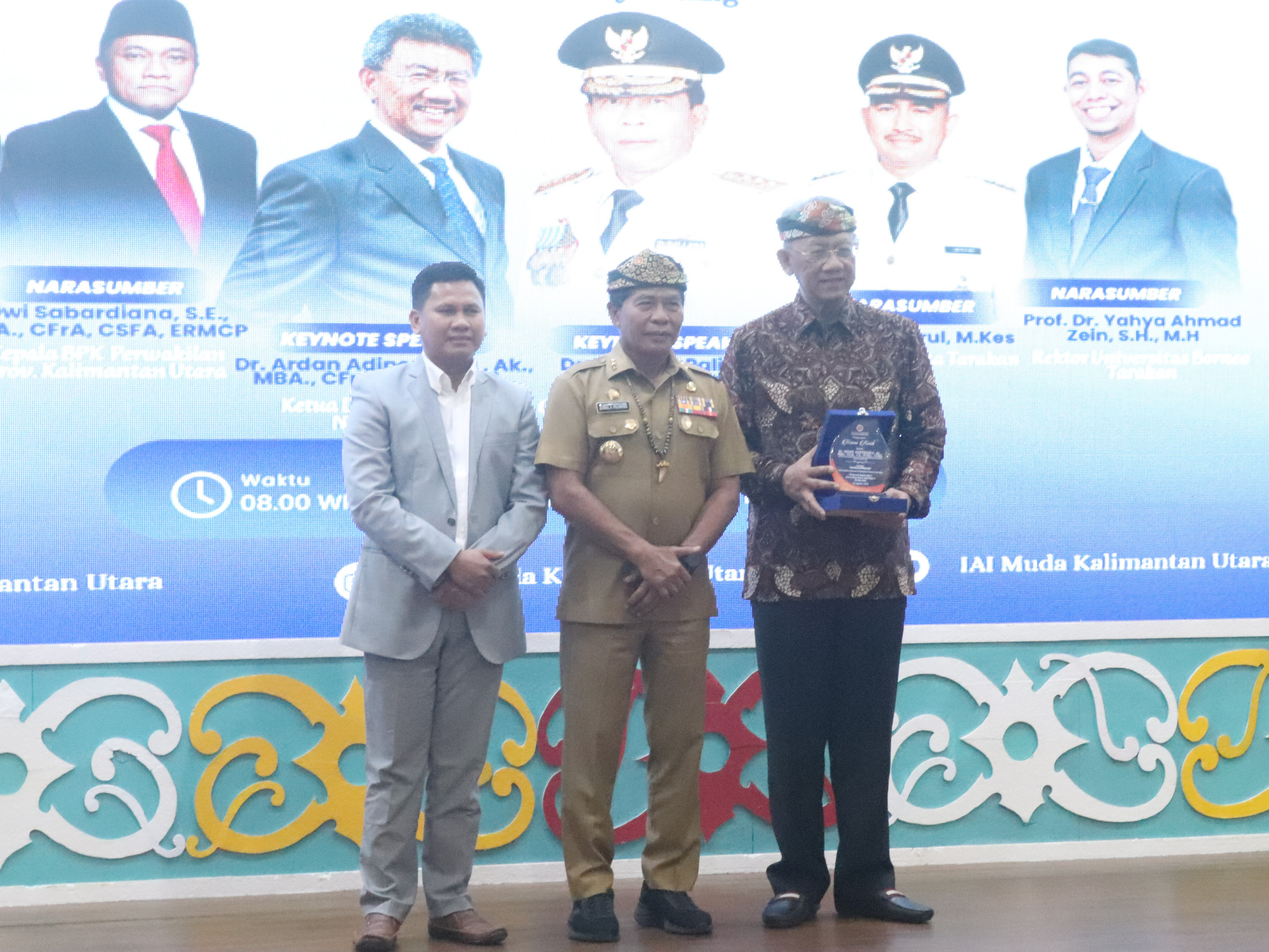 SEMINAR NASIONAL: Gubernur Kaltara Dr. H. Zainal A Paliwang, S.H., M.Hum hadir diacara seminar nasional dan pelantikan IAI Muda Wilayah Kaltara.