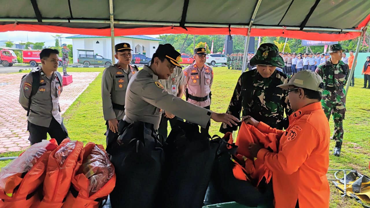 KESIAPSIAGAAN: Kapolres bersama Dandim Tana Tidung meninjau perlengkapan pemadaman Karhutla usai apel gelar pasukan, Selasa (5/8/2025).FOTO: ISTIMEWA