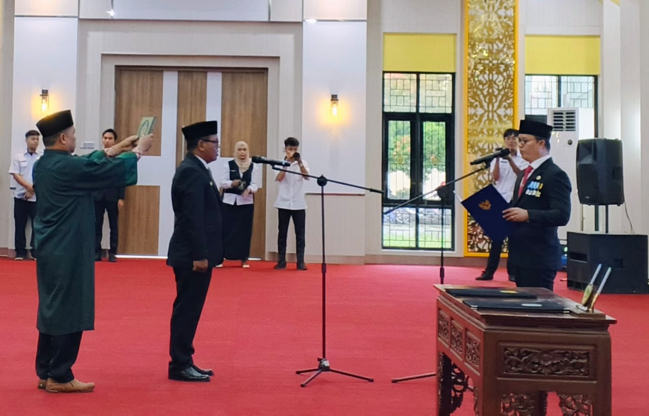 DEFINITIF: Bupati Ibrahim Ali melantik H. Hersonsyah sebagai Sekda Tana Tidung. FOTO:SOPIAN/RADAR TARAKAN