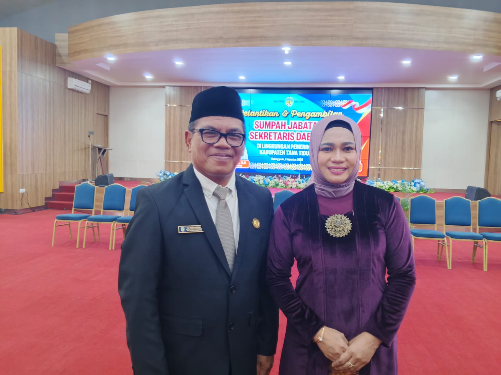ABDIKAN MOMEN: H. Hersonsyah bersama istri, Erlianty L.M, usai dilantik sebagai Sekda Tana Tidung.FOTO: SOPIAN/RADAR TARAKAN