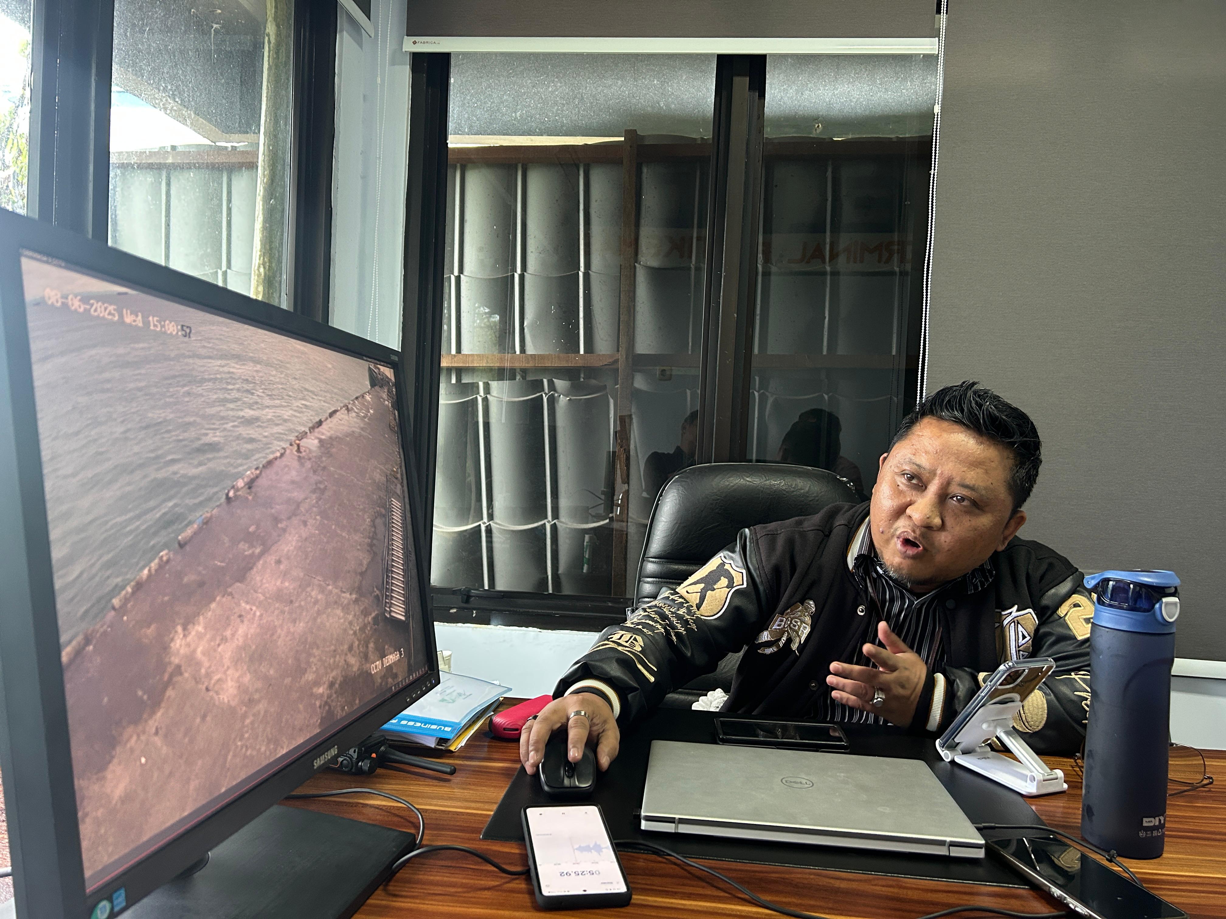 PENGERUKAN : Manager Teknik PT Pelindo Peti Kemas Tarakan menunjukkan area dermaga yang akan dilakukan pengerukan.FOTO:&nbsp;ELIAZAR/RADAR TARAKAN