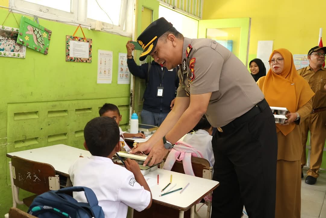 MEMANTAU : Kapolres Tarakan AKBP Erwin S Manik meninjau pelaksanaan MBG di SDN 024 Karang Anyar.FOTO:&nbsp;AGUS DIAN ZAKARIA/RADAR TARAKAN