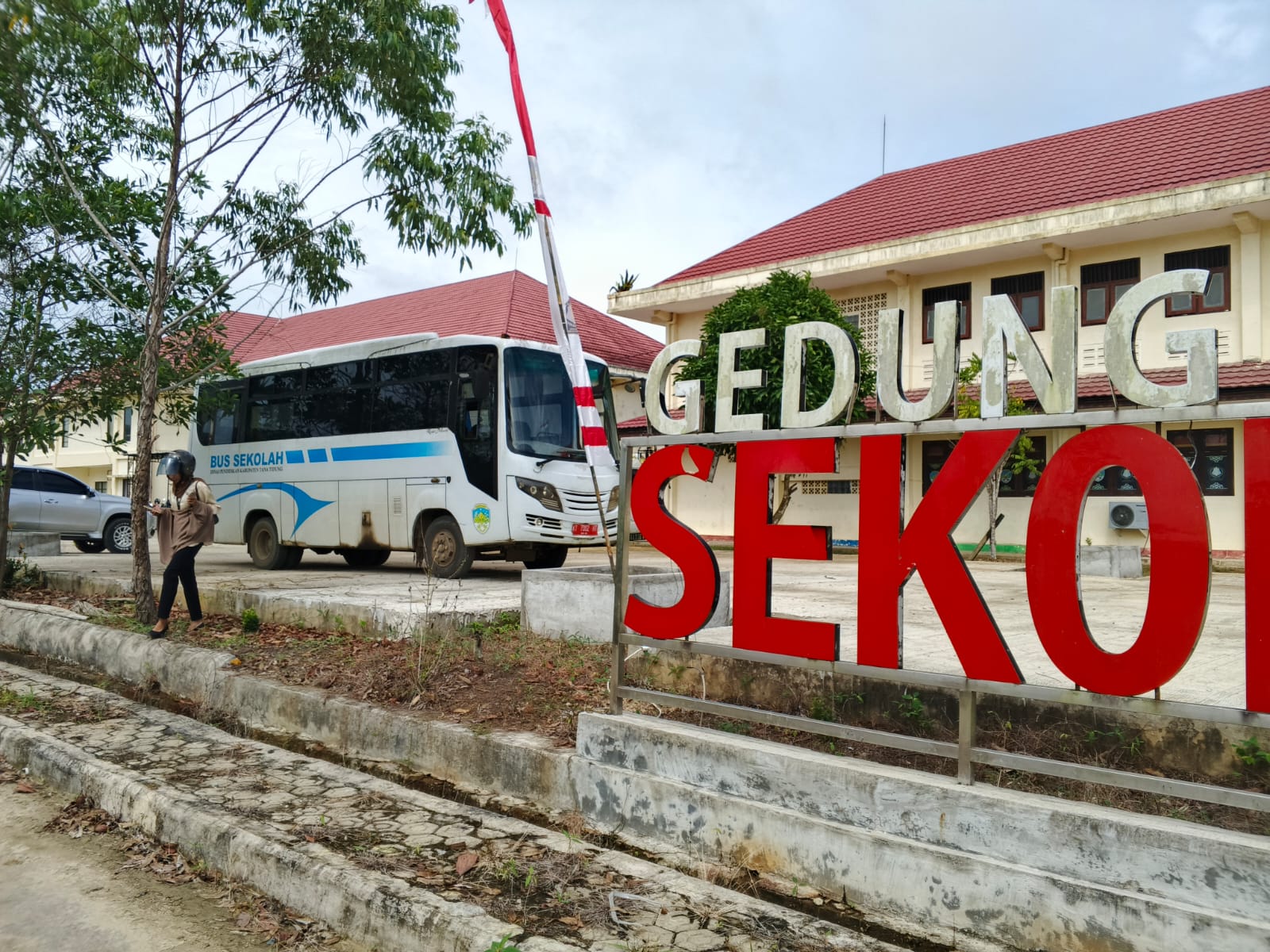 DEMI KEAMANAN: Dishub Tana Tidung akan membangun halte untuk anak sekolah di Sesayap. Tampak bus parkir di halaman sekolah SD di Sesayap Hilir.FOTO: SOPIAN/RADAR TARAKAN
