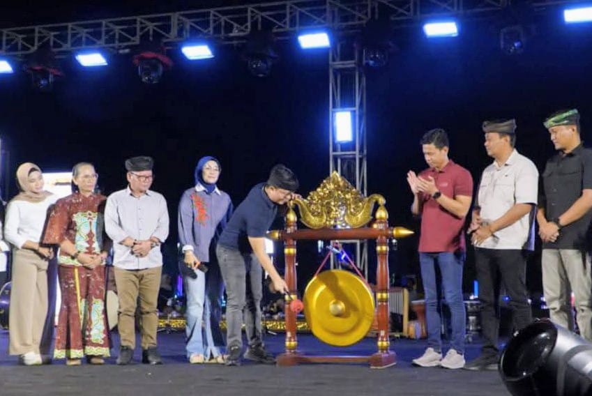 BERI DUKUNGAN: Bupati Tana Tidung Ibrahim Ali membuka secara resmi Upun Taka Fest 2025 yang digelar Minggu malam 10/8/2025,FOTO: SOPIAN/RADAR TARAKAN &lrm;