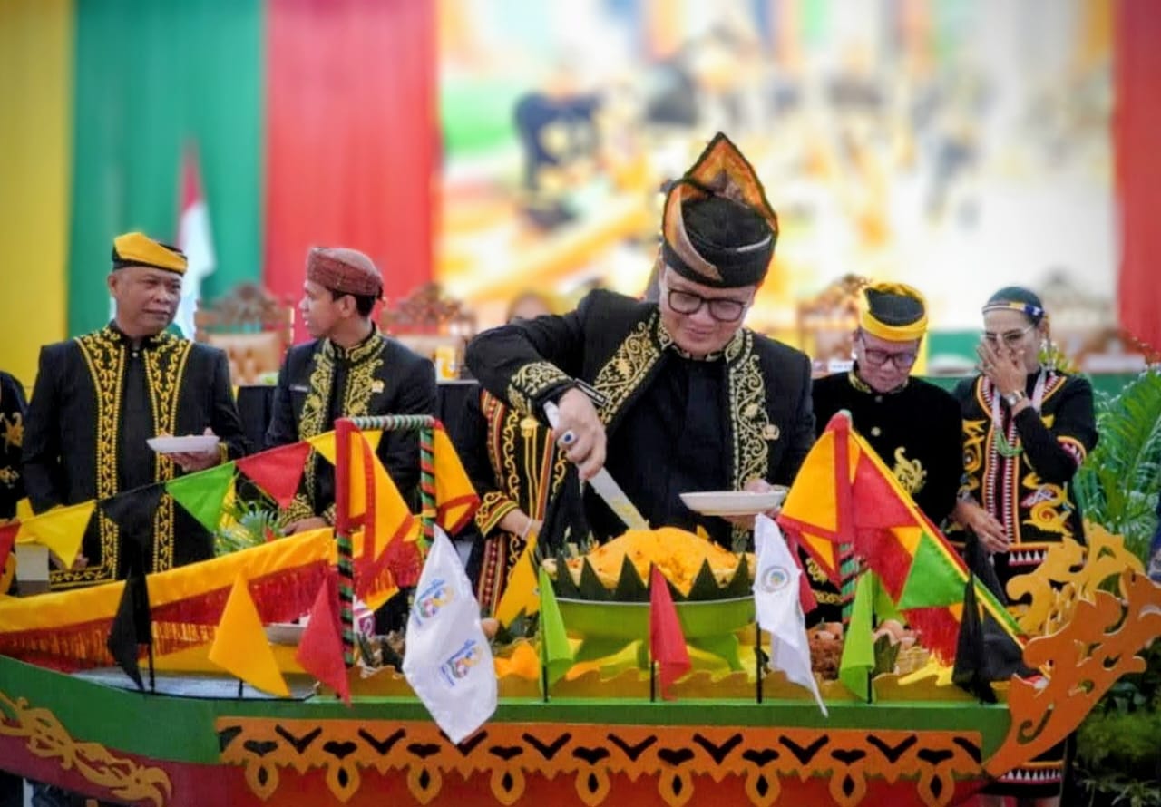&lrm; &lrm;TUNGGU SK: Bupati Ibrahim Ali&nbsp; memastikan SK P3K diserahkan September 2025. Tampak bupati pada acara syukuran HUT ME 18 Tana Tidung, Minggu 10/8/2025.FOTO:IST &lrm;  &lrm;