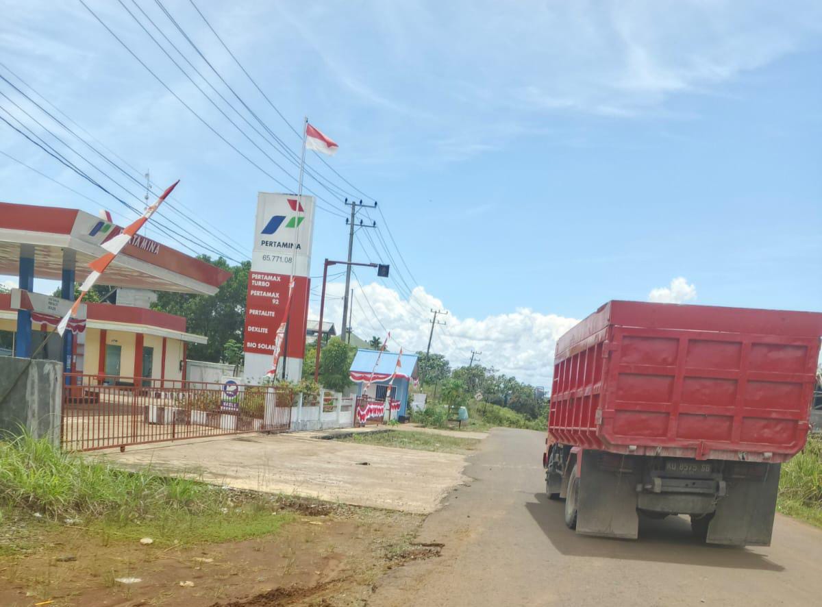 TUTUP: Satpol PP berharap SPBU bisa memberikan pelayanan yang maksimal kepada masyarakat FOTO: Sopian/R AD AR TARAKAN