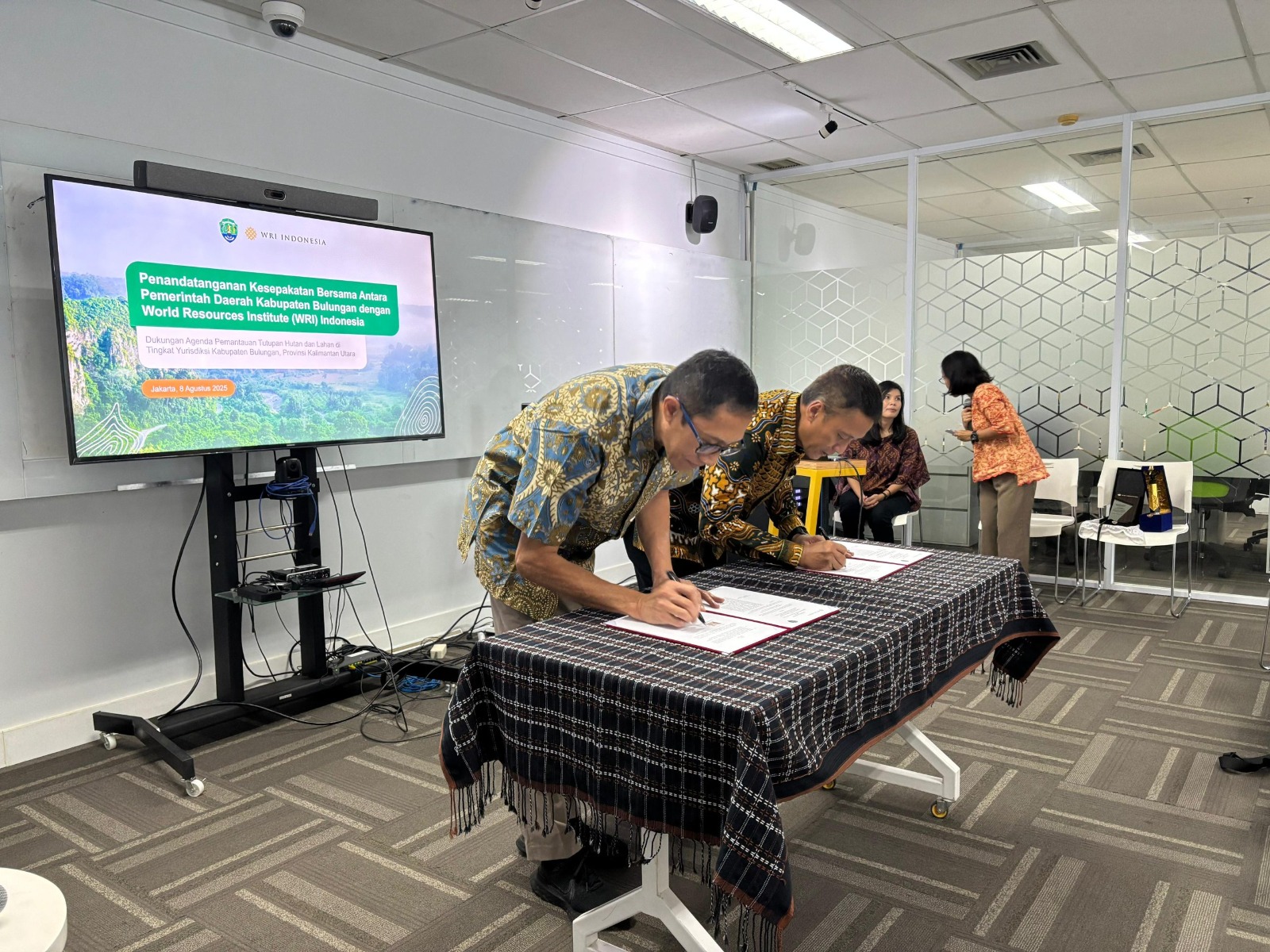 KERJA SAMA : Sekda Bulungan saat mendatangani kerja sama dengan WRI Indonesia