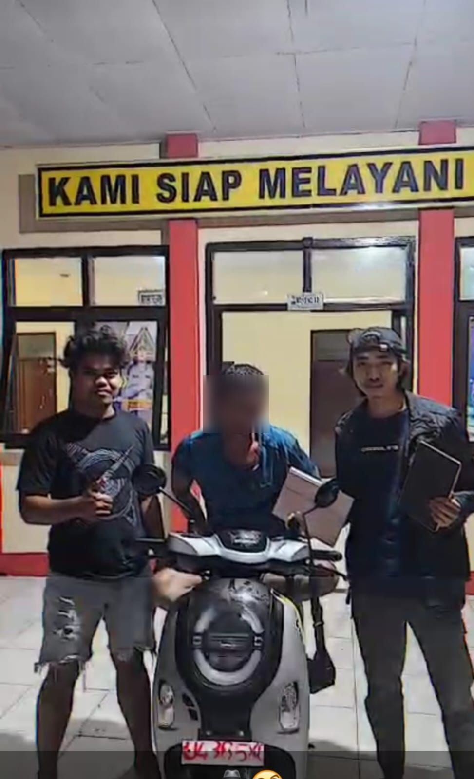 DIAMANKAN : Pelaku yang berhasil diamankan oleh tim gabungan Polres Tarakan dan Polsek Tarakan Utara usai dilaporkan melakukan aksi pencurian tablet.FOTO:&nbsp;SATRESKRIM POLRES TARAKAN