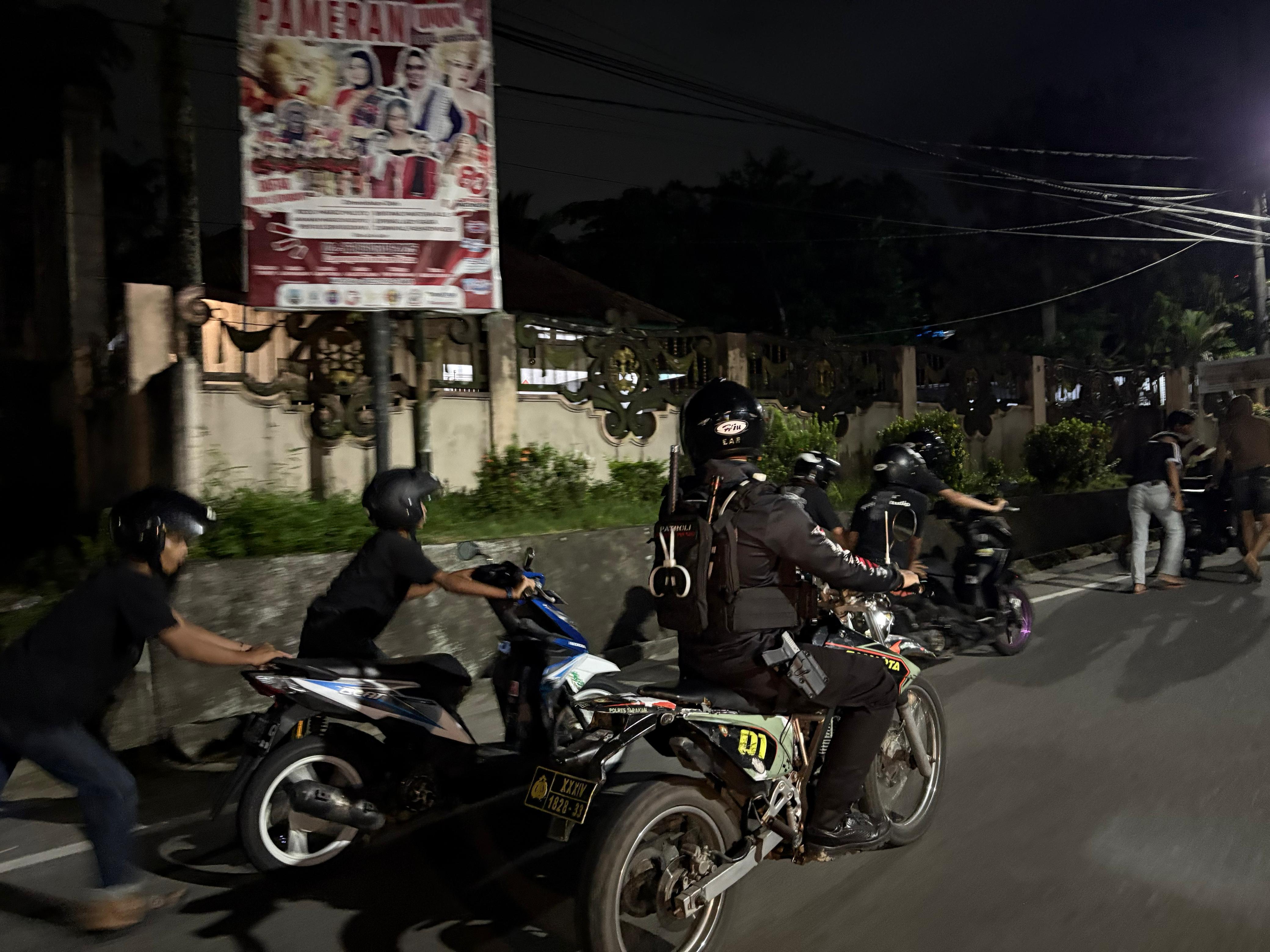 BALAP LIAR : Para pelajar yang diamankan usai menonton aksi balap liar di depan Stadion Datu Adil.FOTO:&nbsp;SAT SAMAPTA