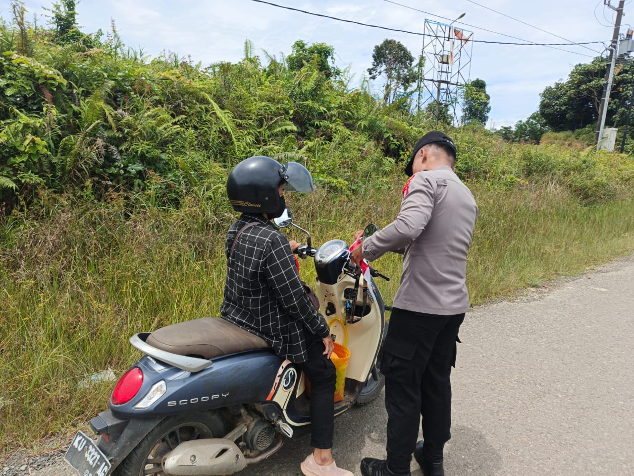 HUT RI: Personel Tana Tidung membagikan bendera kepada pengendara yang melintas di Mako Polres Tana Tidung.