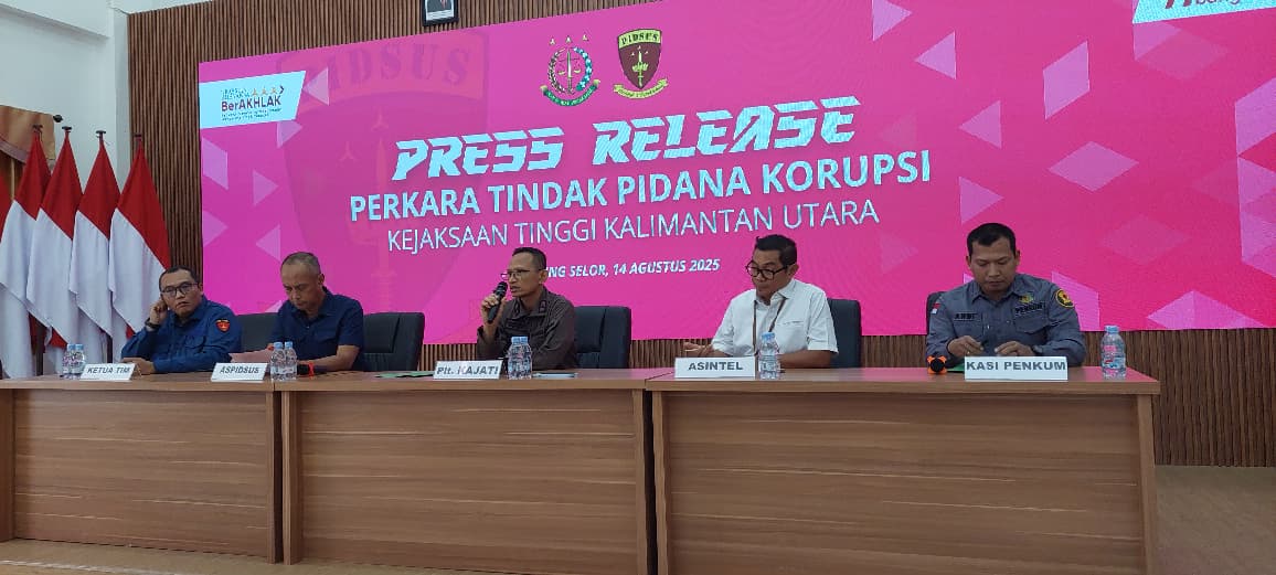 BERIKAN KETERANGAN : Plt Kapala Kejati Kaltara saat memberikan keterangan.