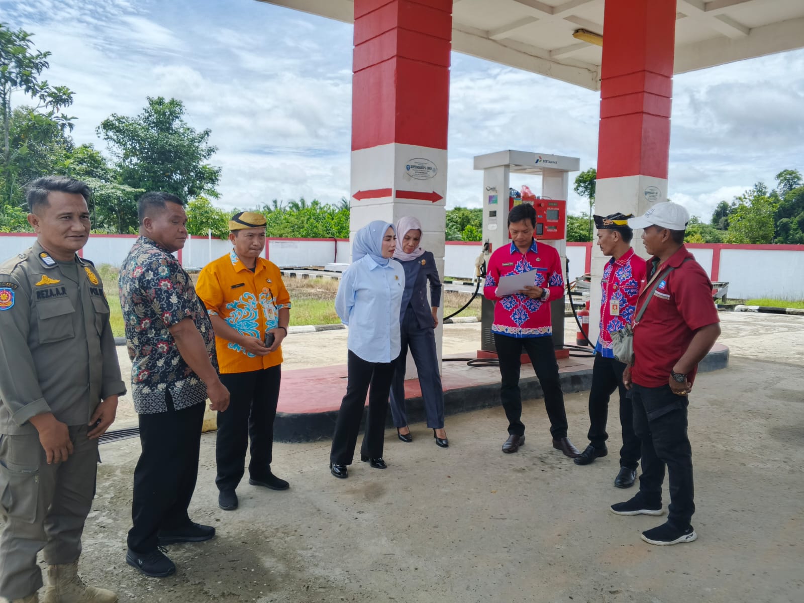 KUNJUNGAN LAPANGAN: Komisi II DPRD dan Disperindagkop sidak di SPBU Betayau.(FOTO:SOPIAN/RADAR TARAKAN)