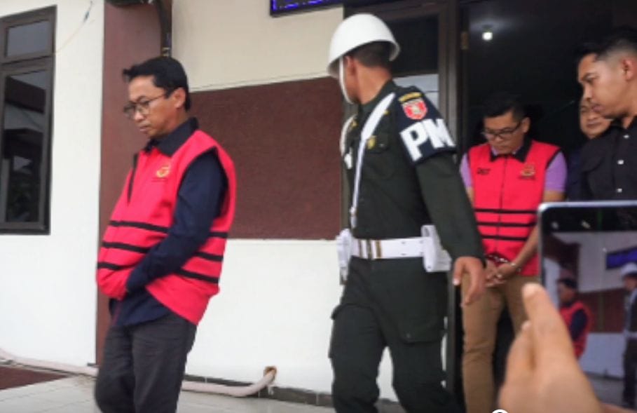 DIGIRING : Empat tersangka digiring ke mobil tahanan Kejari Bulungan.