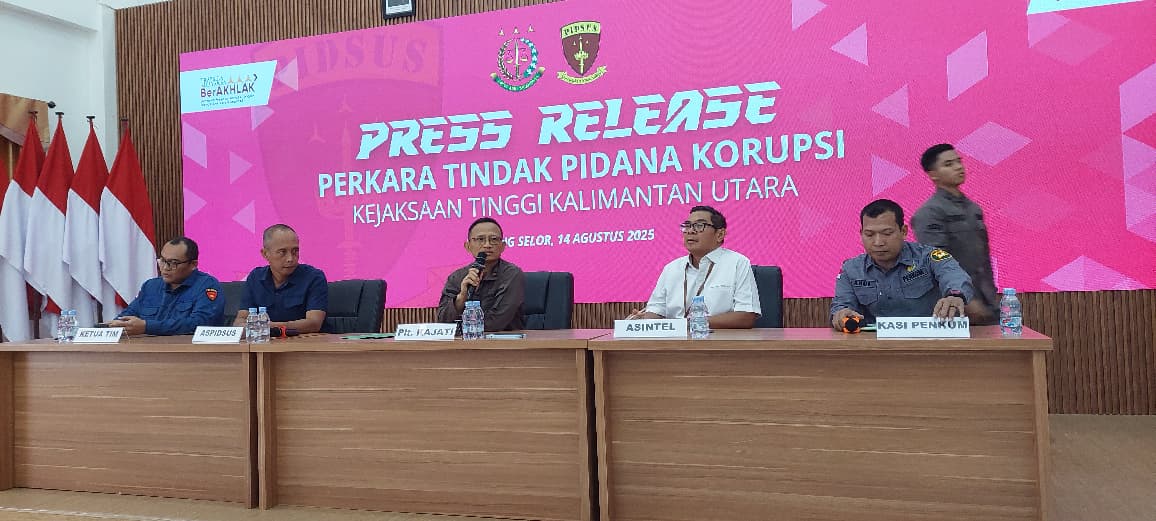 UNGKAP KASUS: Plt Kepala Kejati Kaltara saat memberikan keterangan dalam press release.