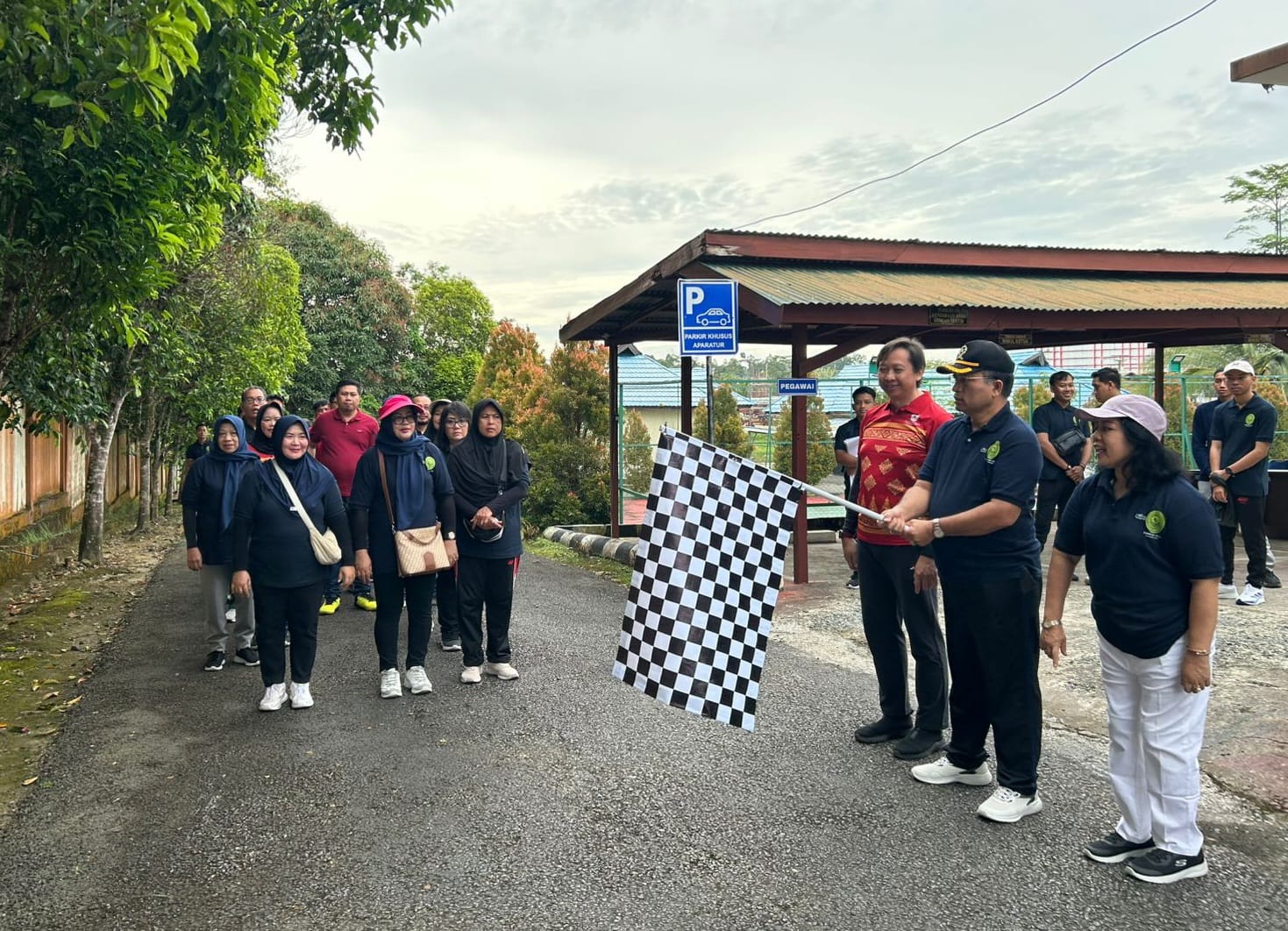 JALAN SANTAI : Ketua PT Kaltara saat melepas peserta jalan santai di PN Tanjung Selor Kelas IB.