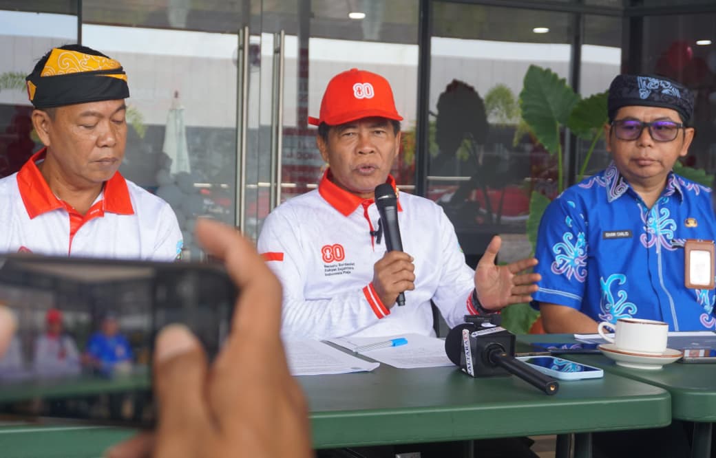 TRANSPORTASI: Gubernur Kaltara, Zainal A Paliwang melakukan konferensi pers terkait pemulihan status internasional Bandara Juwata Tarakan. FOTO: IWAN K/RADAR TARAKAN