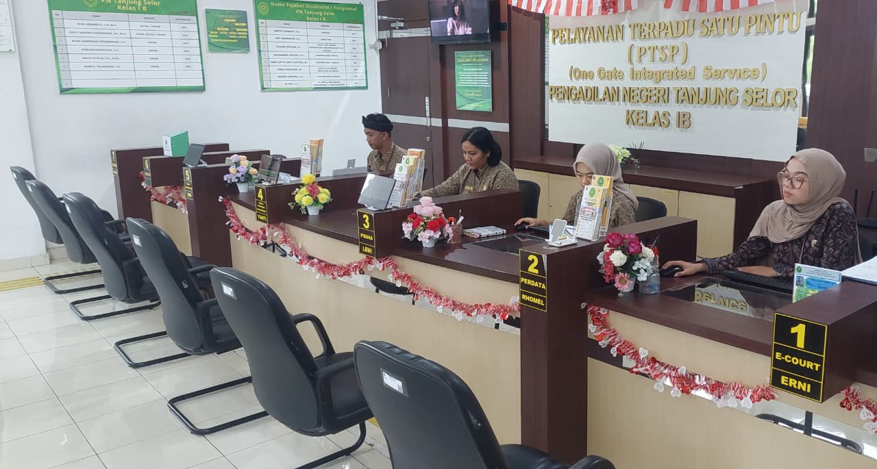 KEBIJAKAN BARU : Tampak petugas PTSP di PN Tanjung Selor.