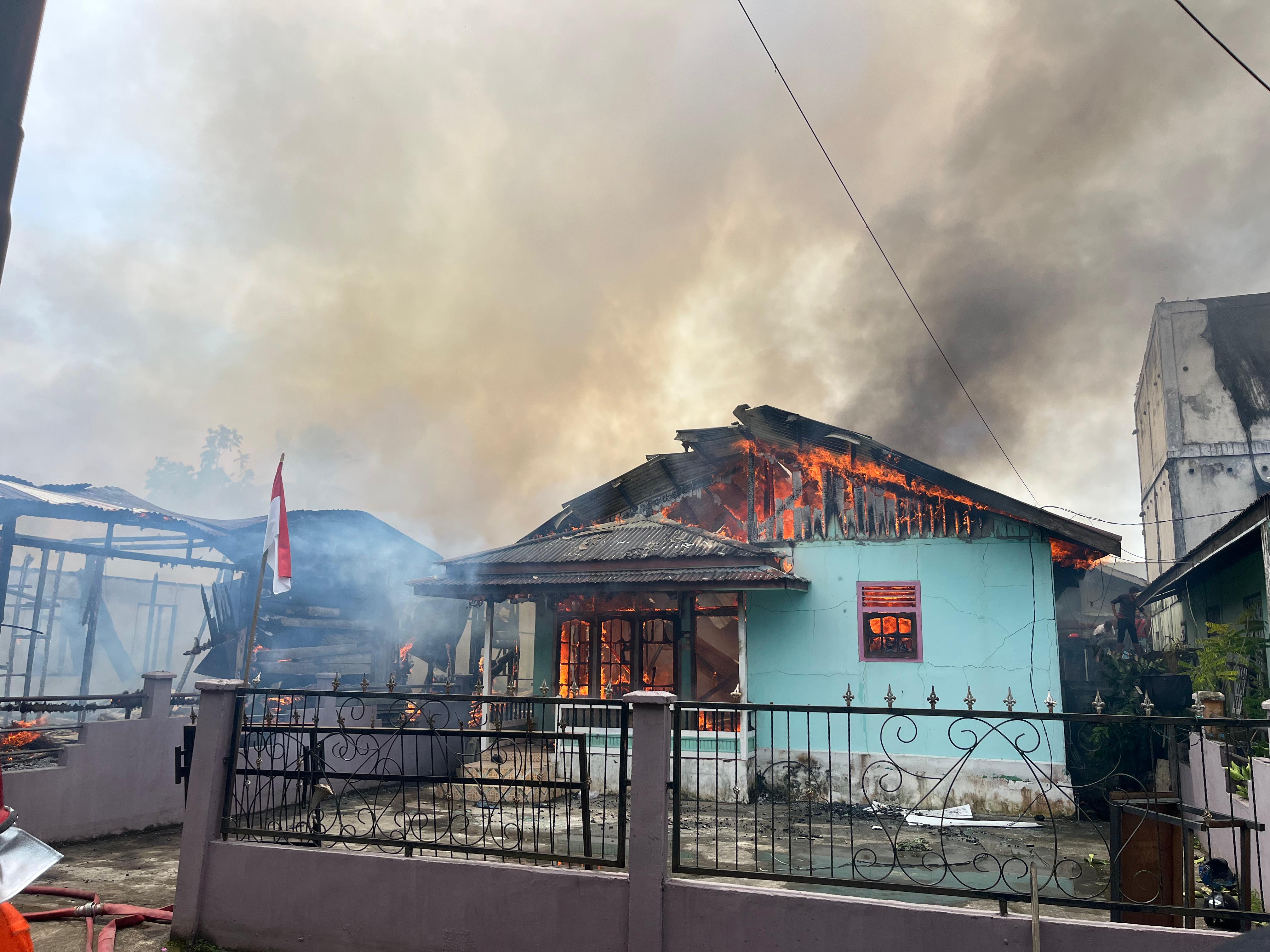 DILALAP API : Salah satu rumah warga yang terbakar.