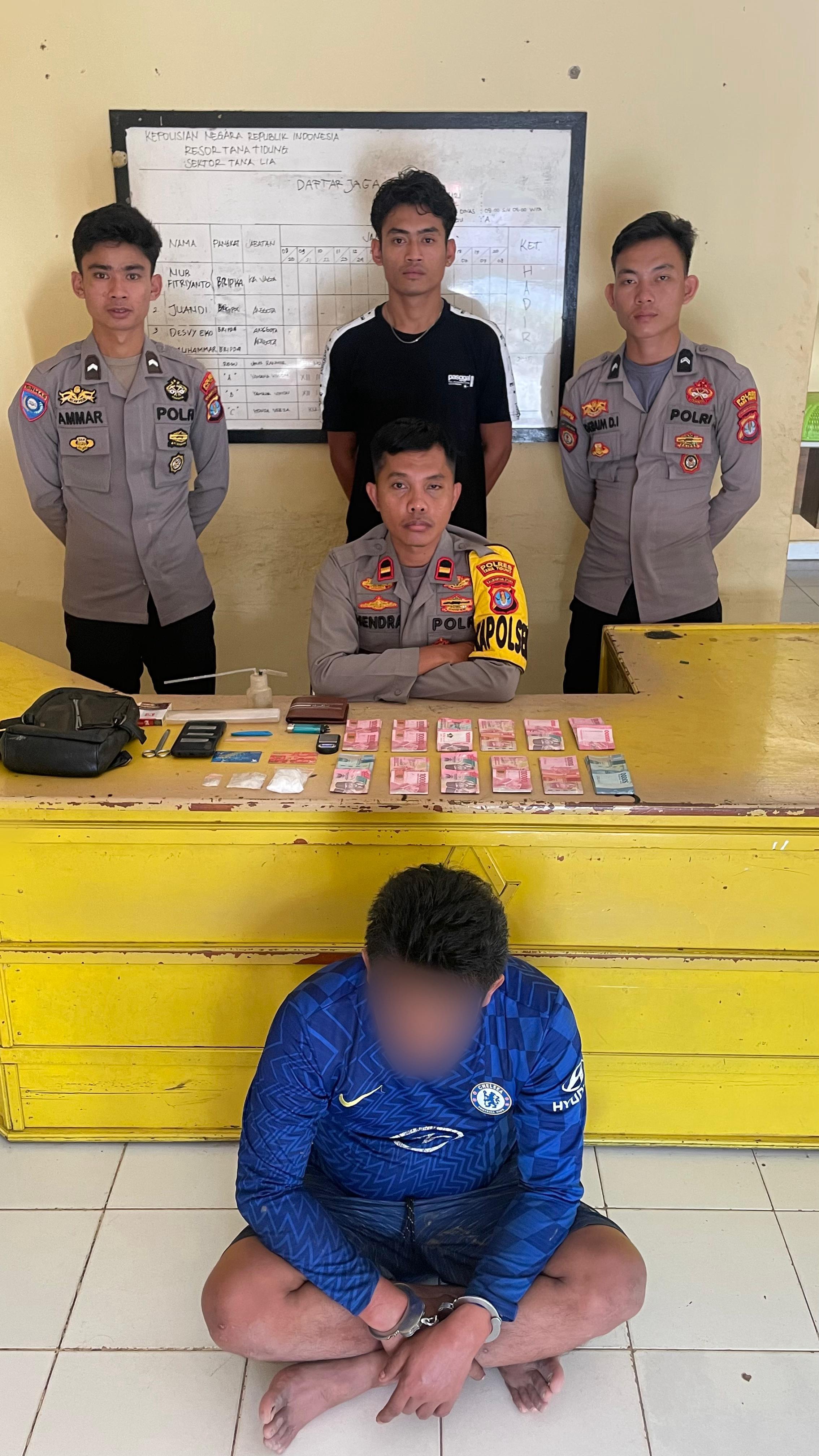 TIDAK BERKUTIK: A bersama barang bukti saat diamankan di Mapolsek Tana Lia, FOTO:ist