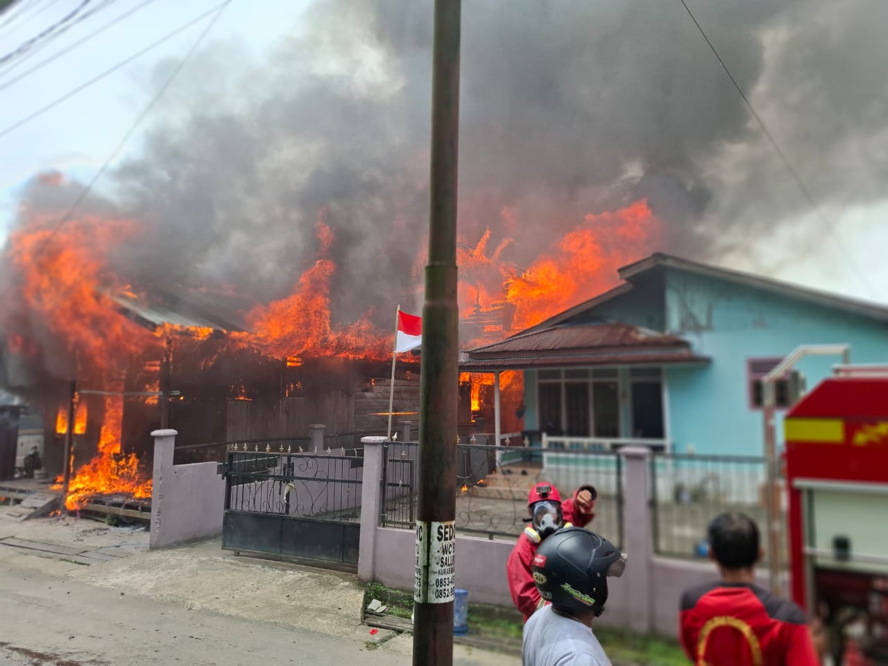 MEMBARA: Api melalap bangunan rumah di Gang Merudung.