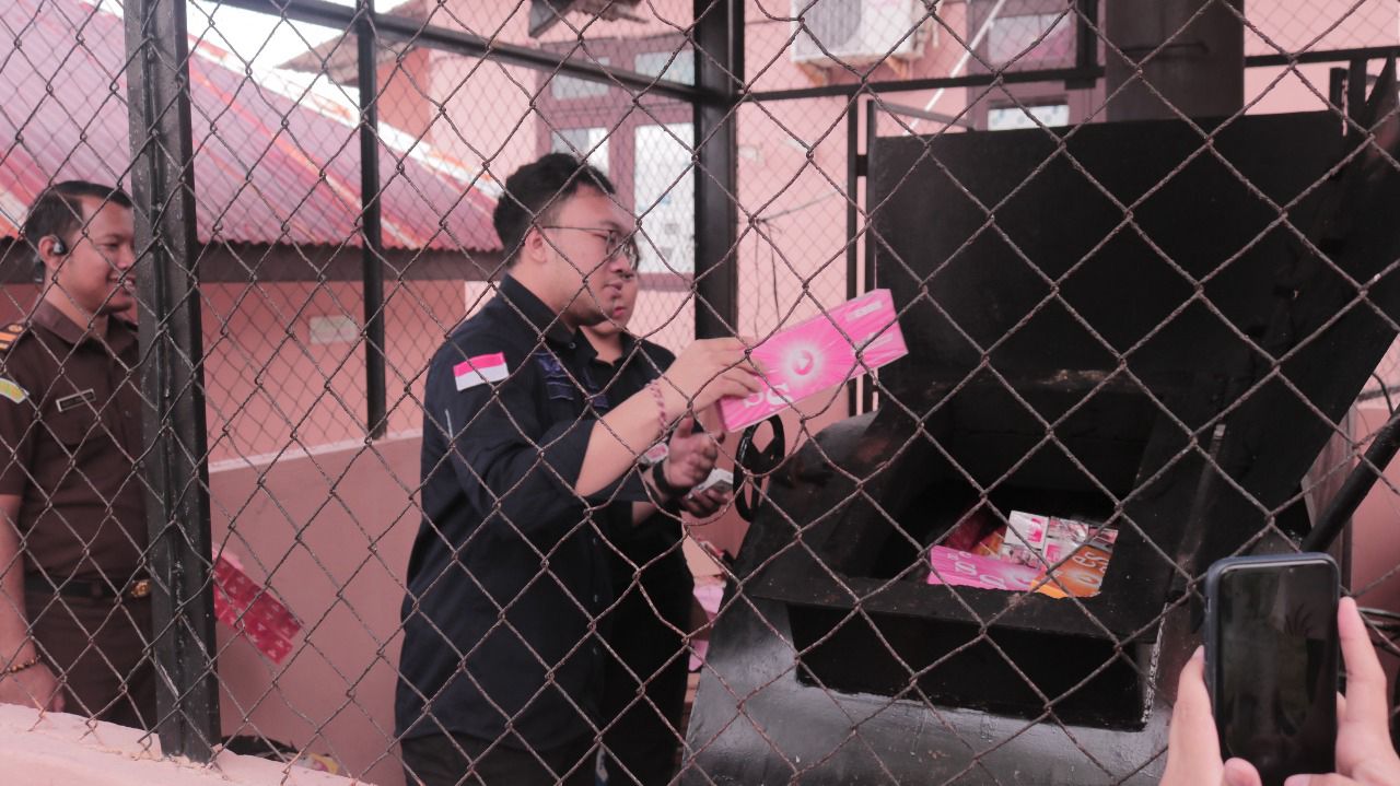 DIMUSNAHKAN: 17 ribu batang rokok yang dimusnahkan Kejari Tarakan dengan cara dibakar.FOTO:&nbsp;KEJARI TARAKAN